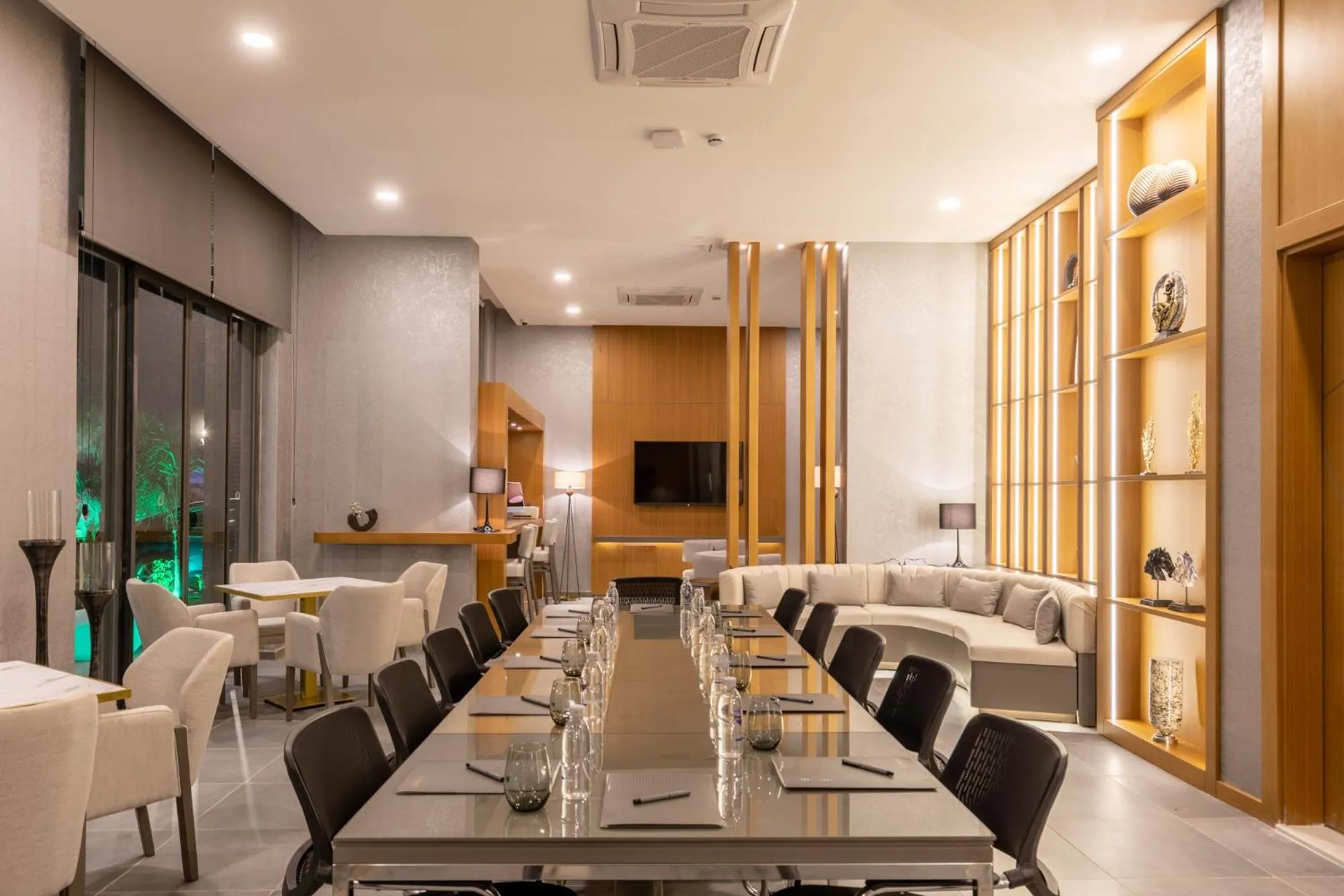 Restaurant/places to eat in Unique Life Style Hotel