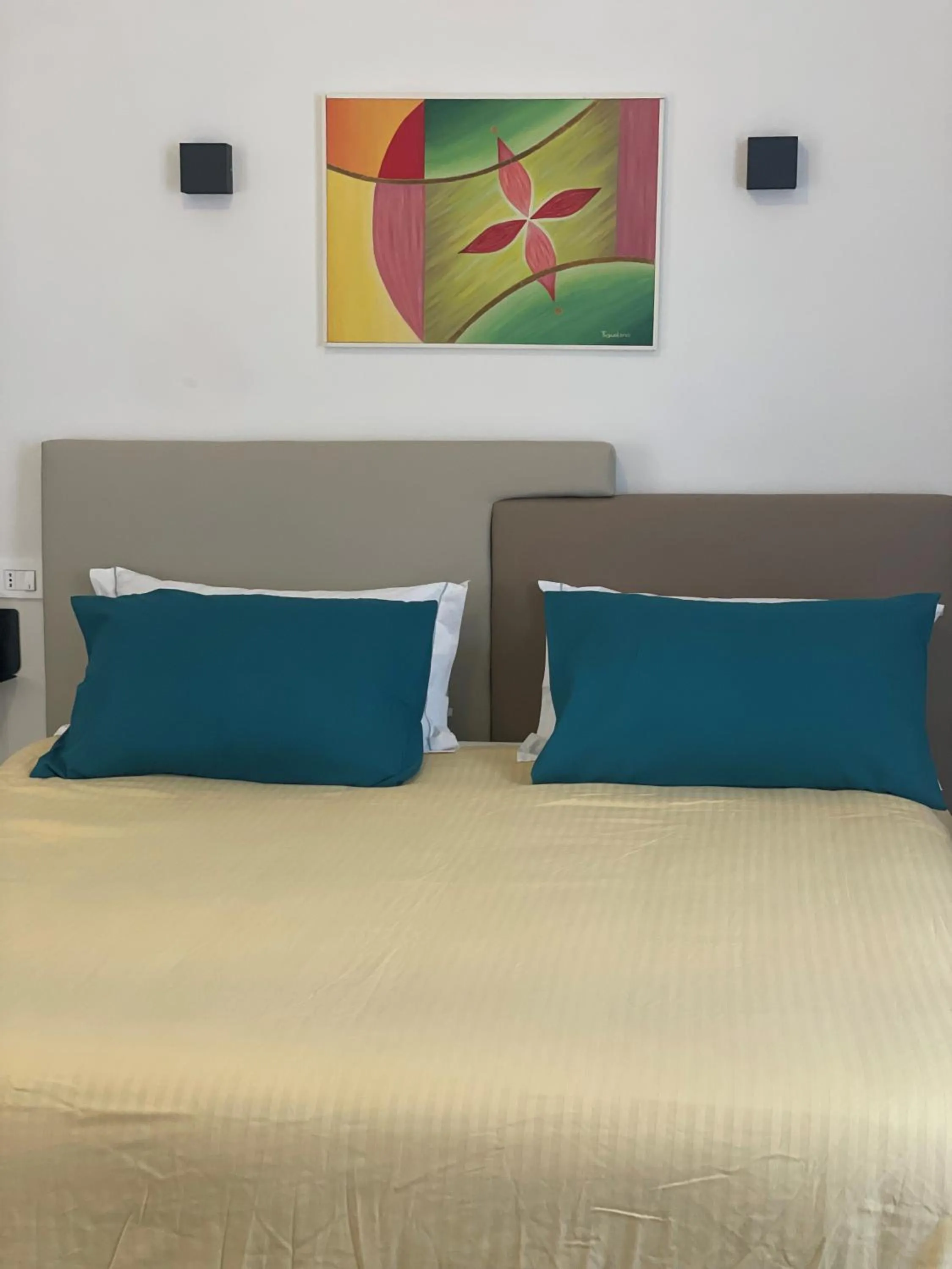 Bedroom, Bed in Zeta Rooms