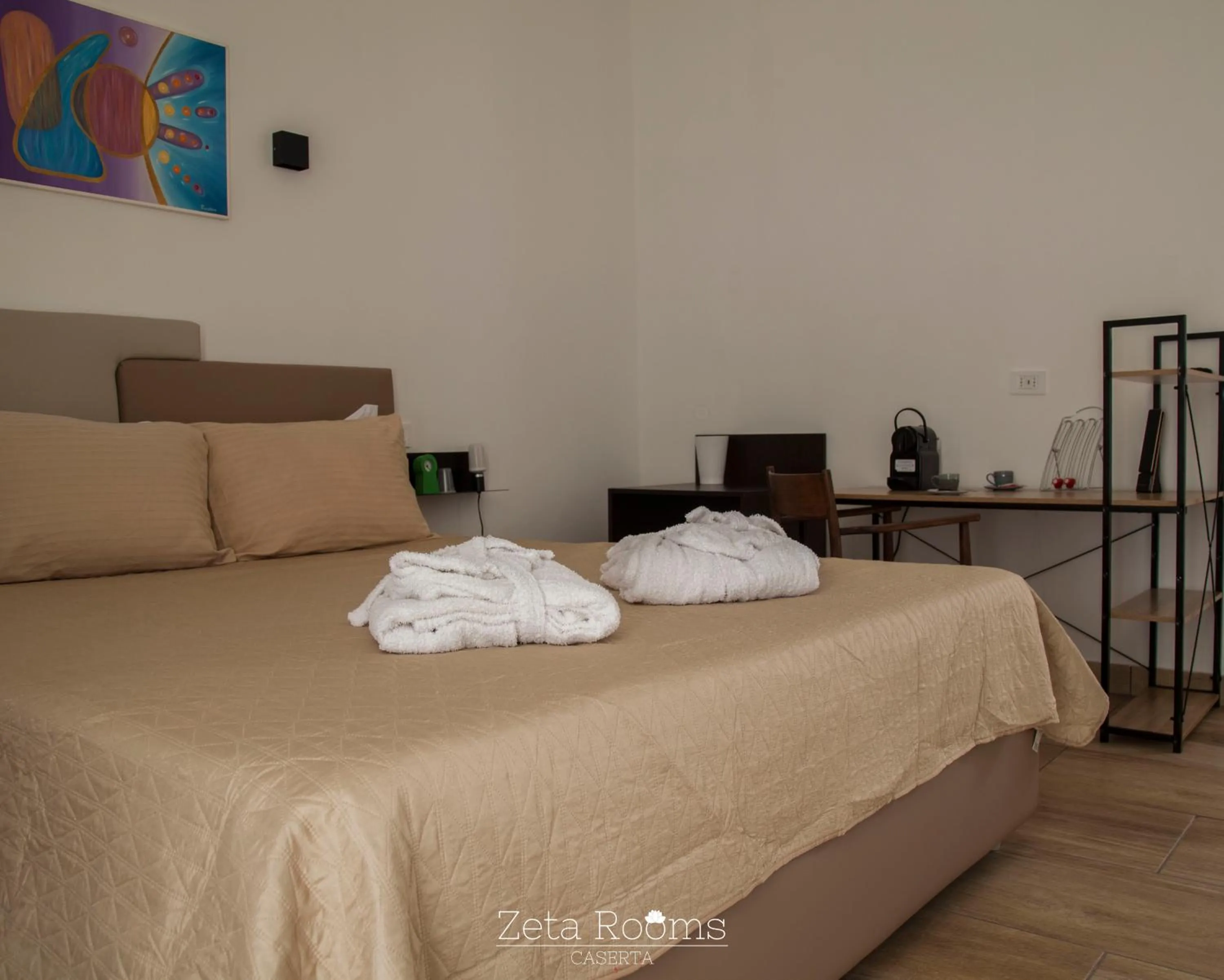 Bedroom, Bed in Zeta Rooms