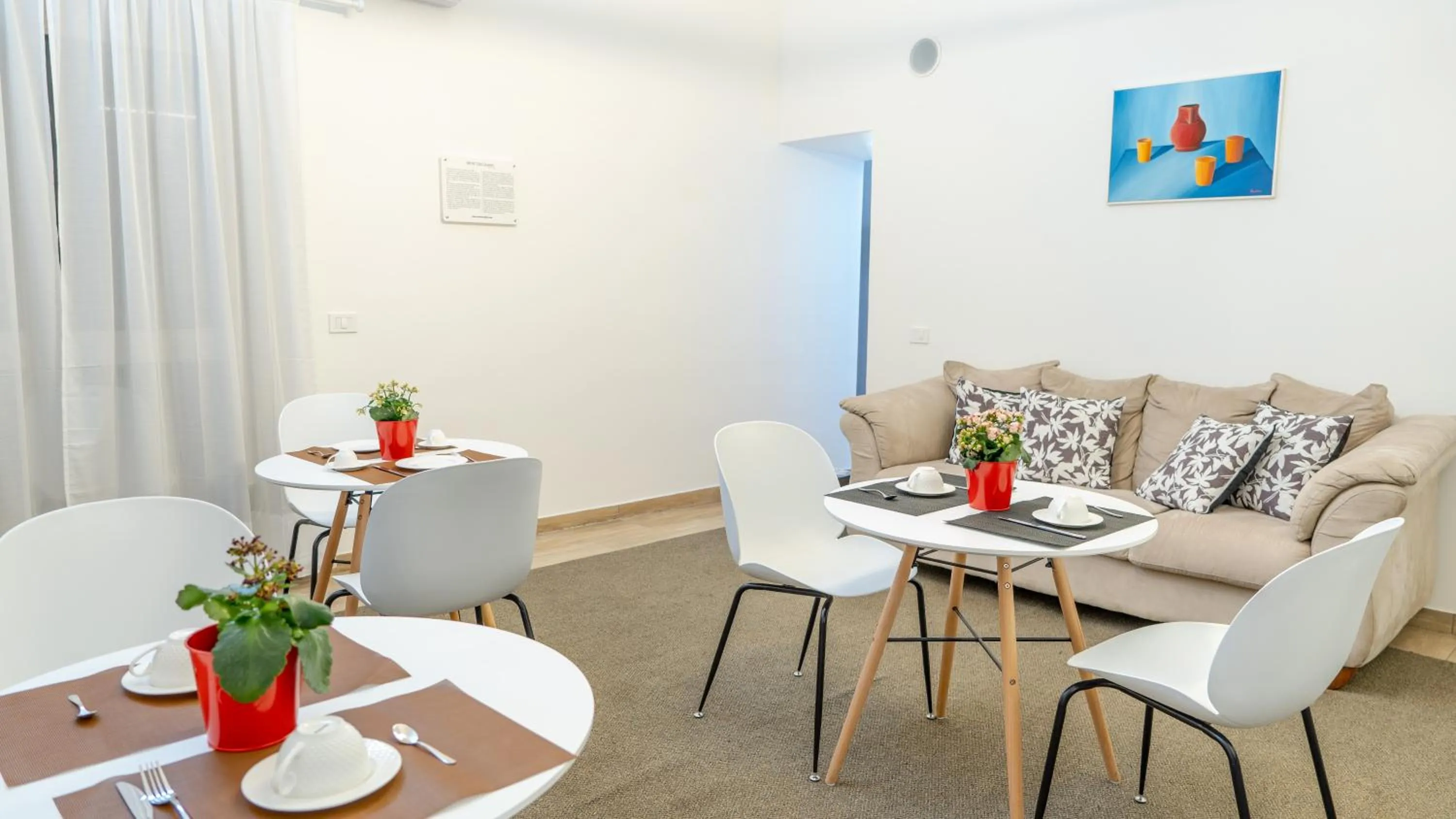 Dining area in Zeta Rooms