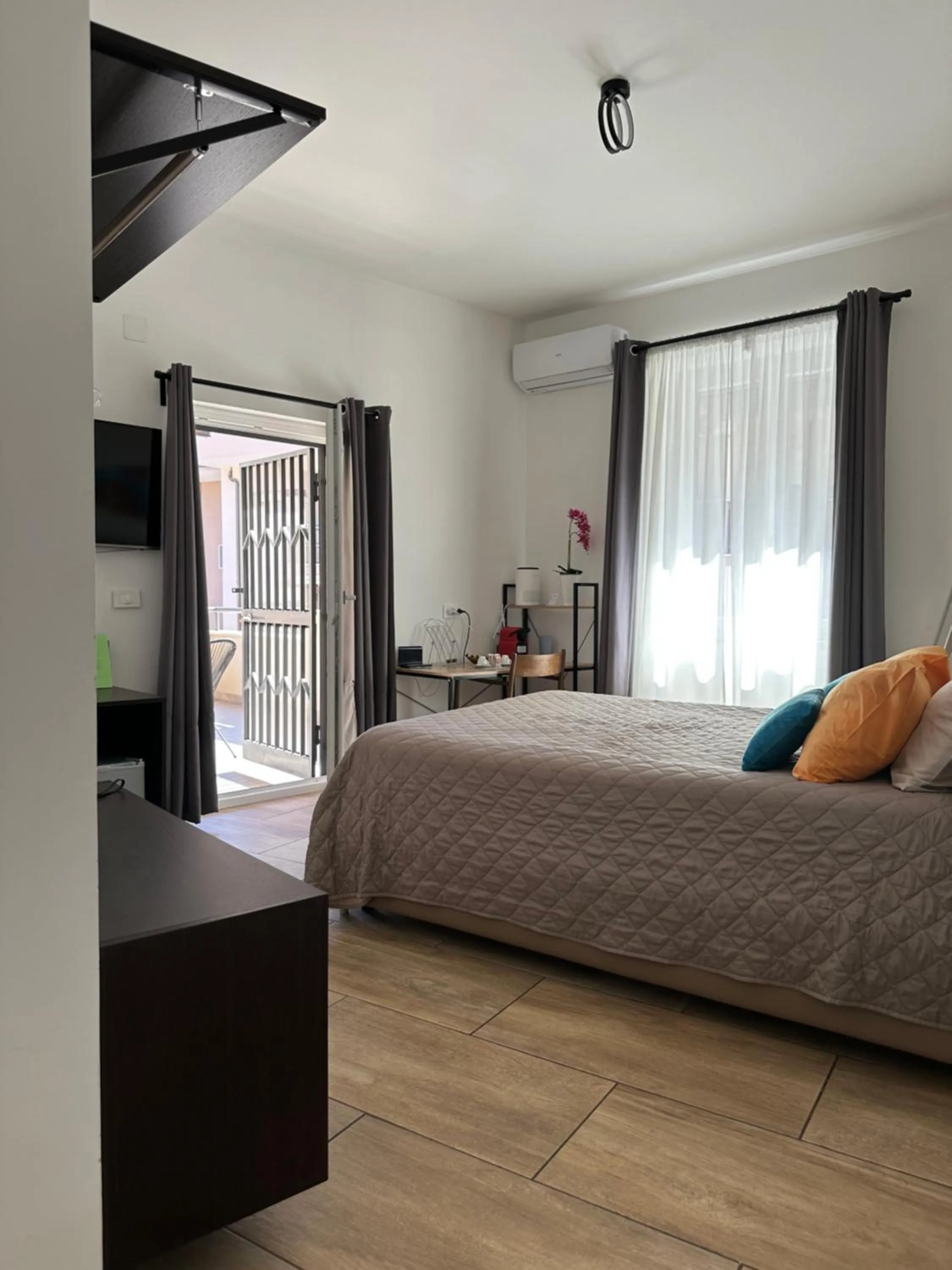 Bedroom, Bed in Zeta Rooms