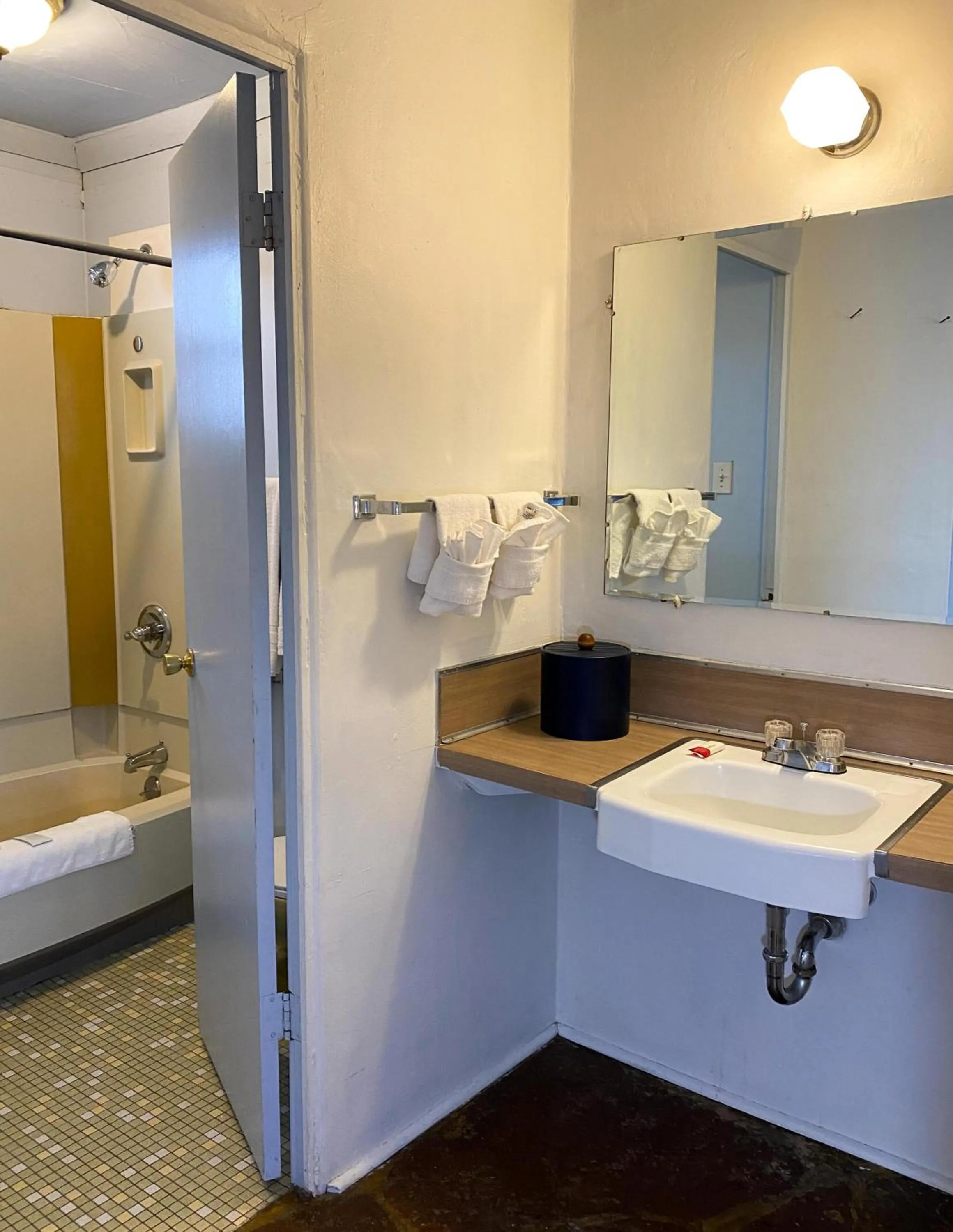 Bathroom in Guest Ranch Motel