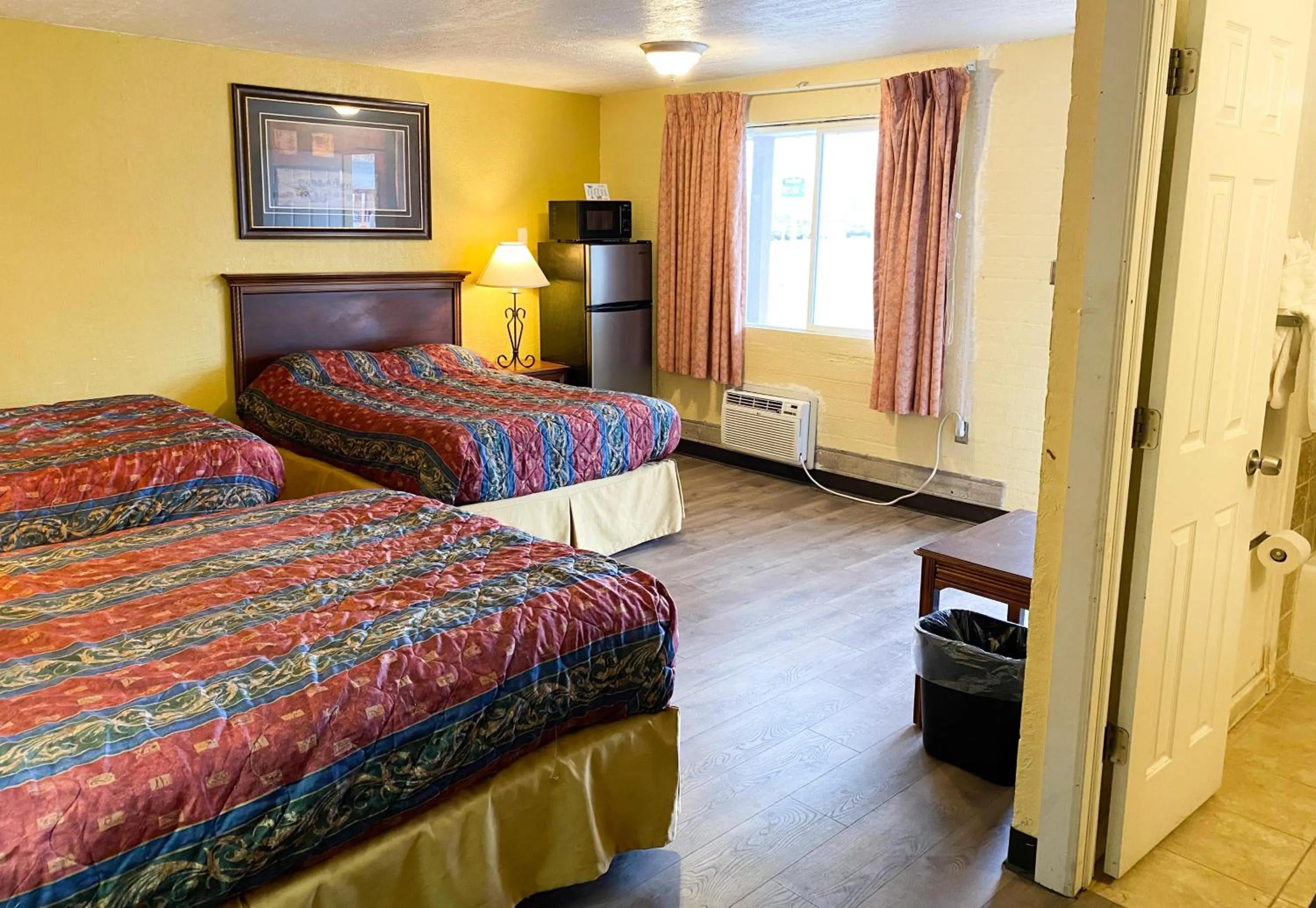 Photo of the whole room, Bed in Guest Ranch Motel