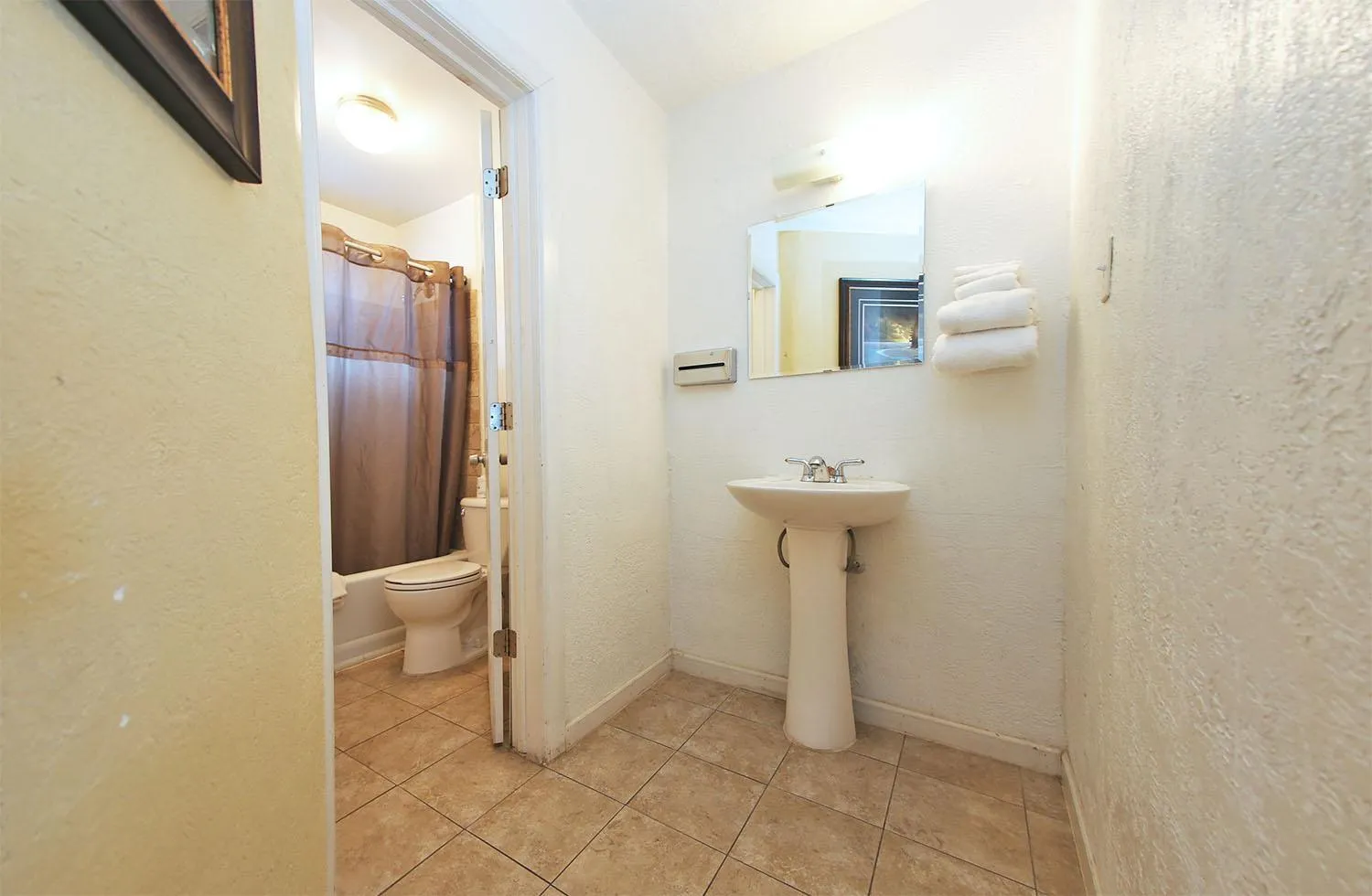 Bathroom in Guest Ranch Motel