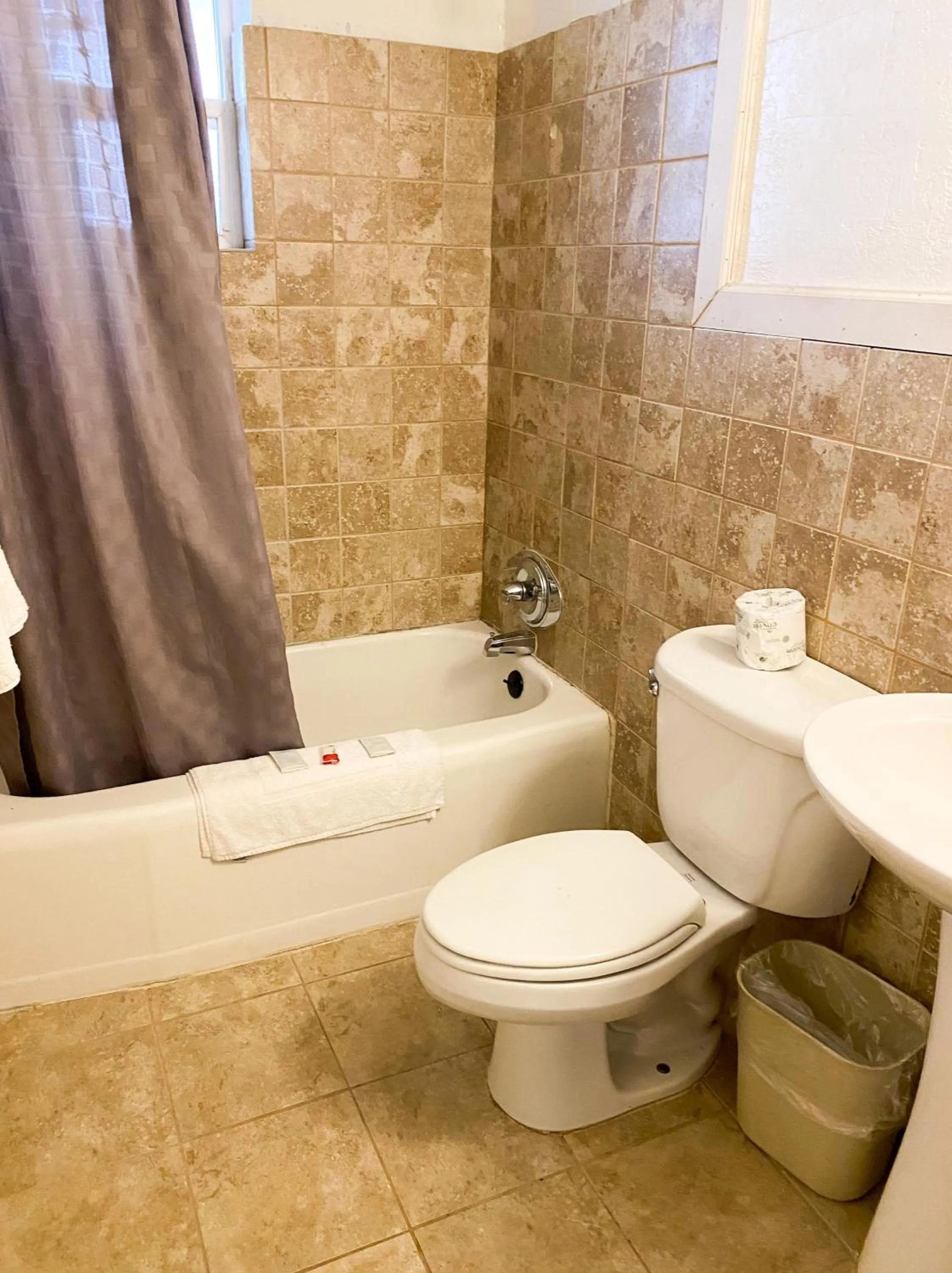Bathroom in Guest Ranch Motel