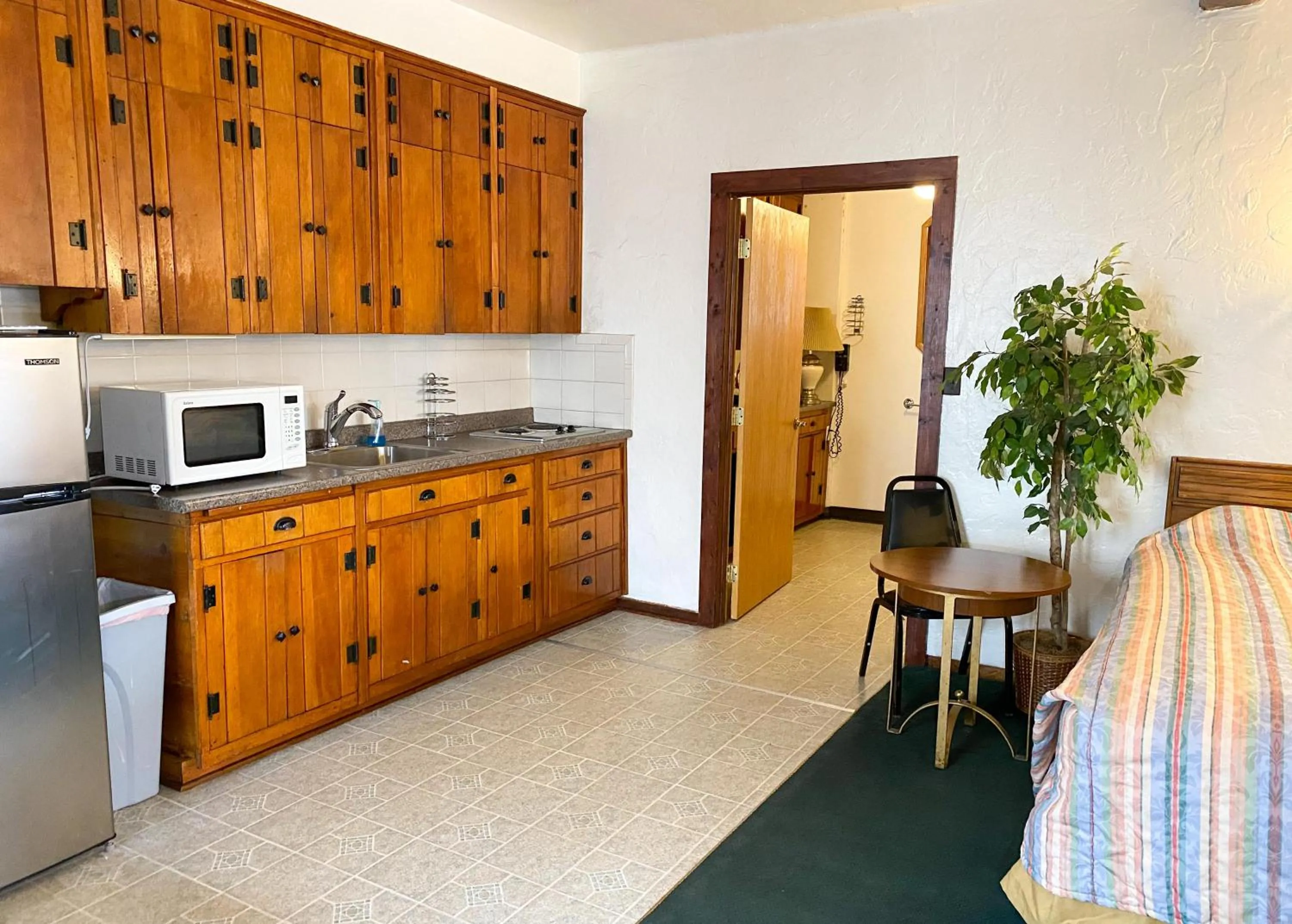Kitchen or kitchenette in Guest Ranch Motel
