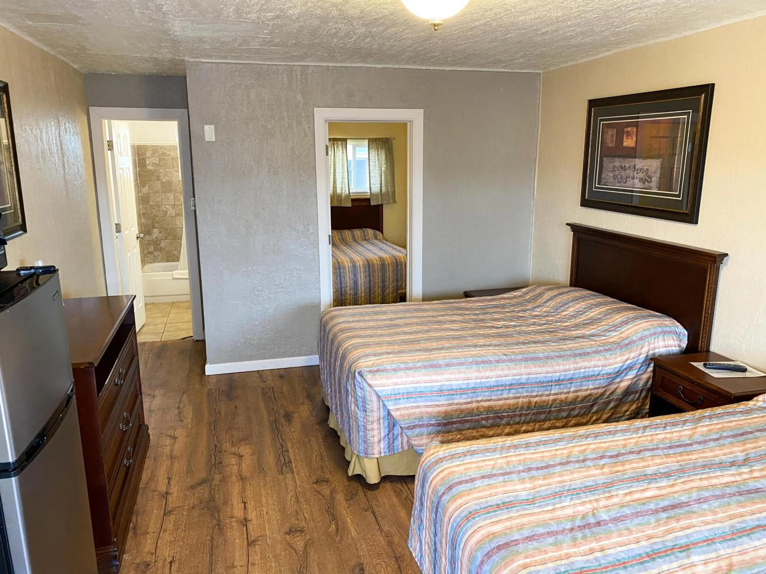 Photo of the whole room, Bed in Guest Ranch Motel