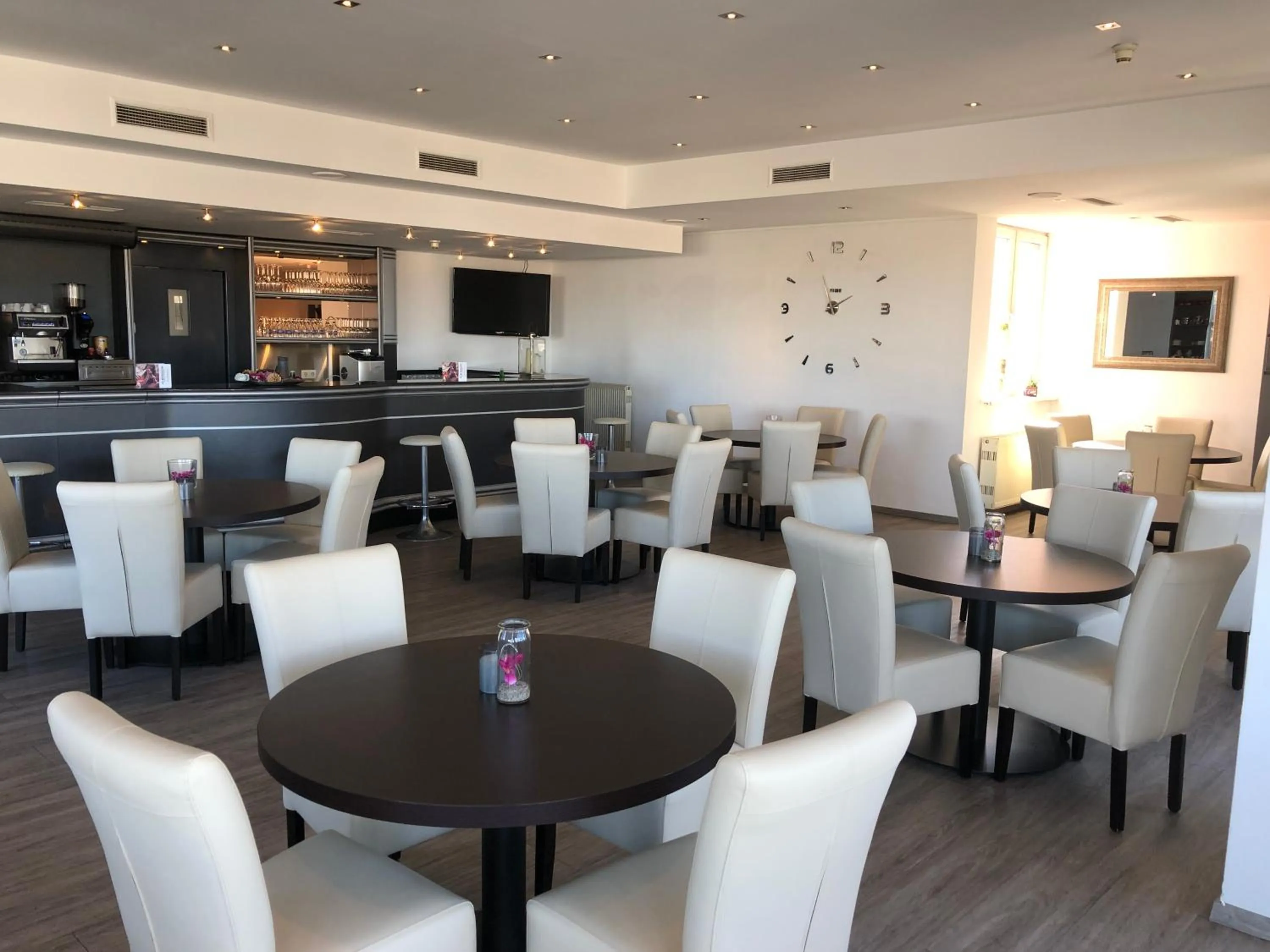 Restaurant/places to eat in Skycity Hotel Atrigon