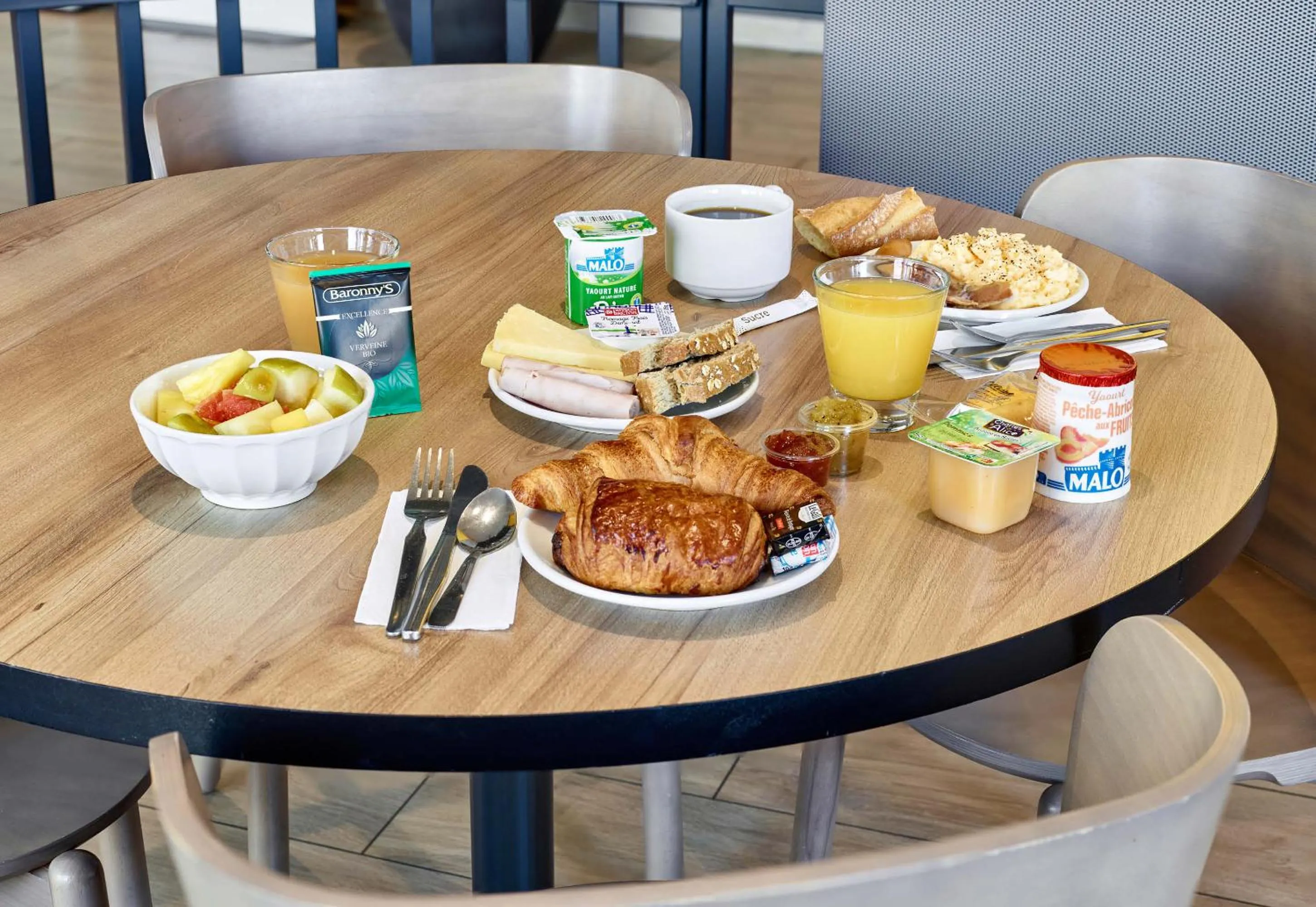 Breakfast in B&B HOTEL Le Port Marly Saint Germain en Laye