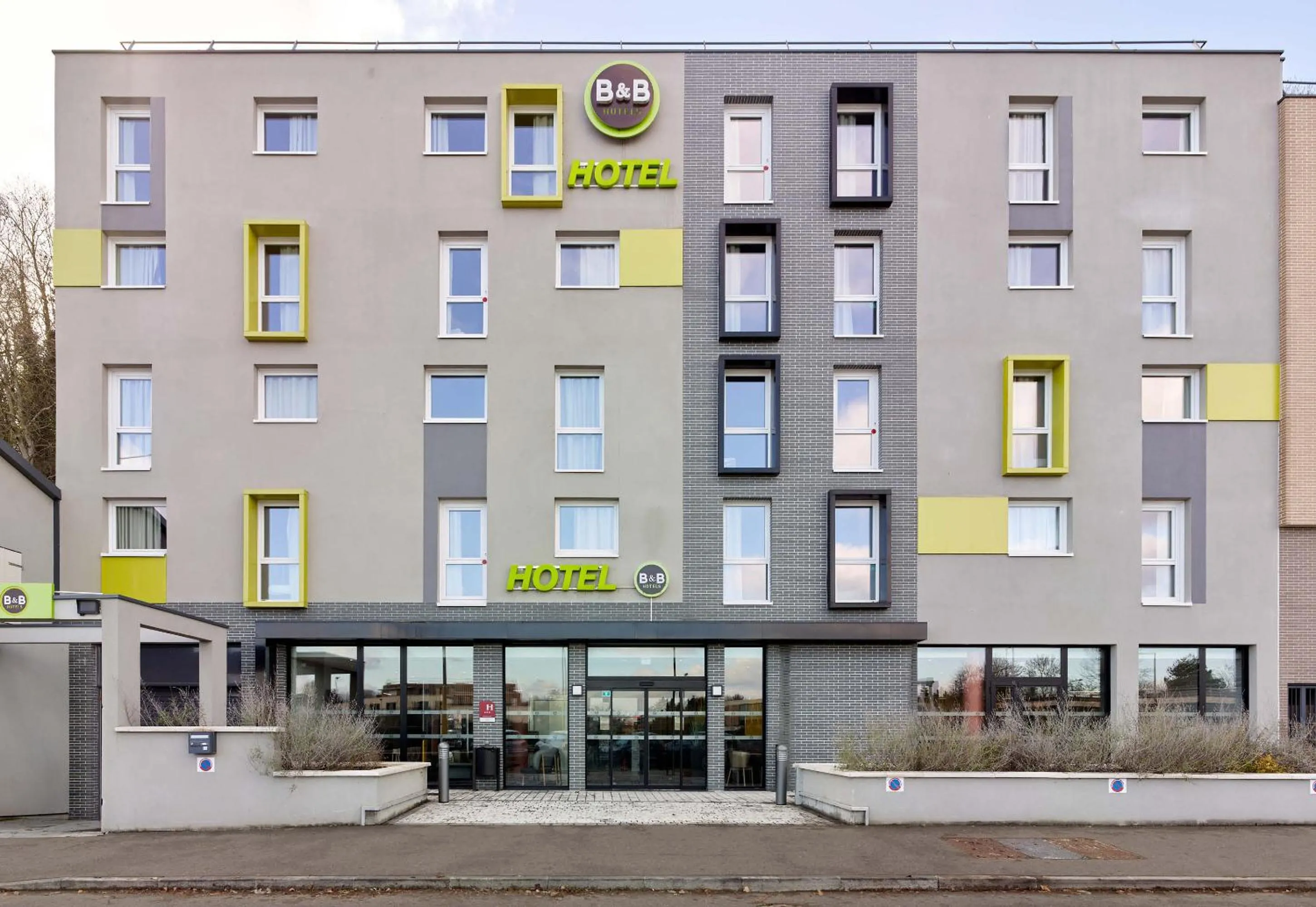 Property building in B&B HOTEL Le Port Marly Saint Germain en Laye