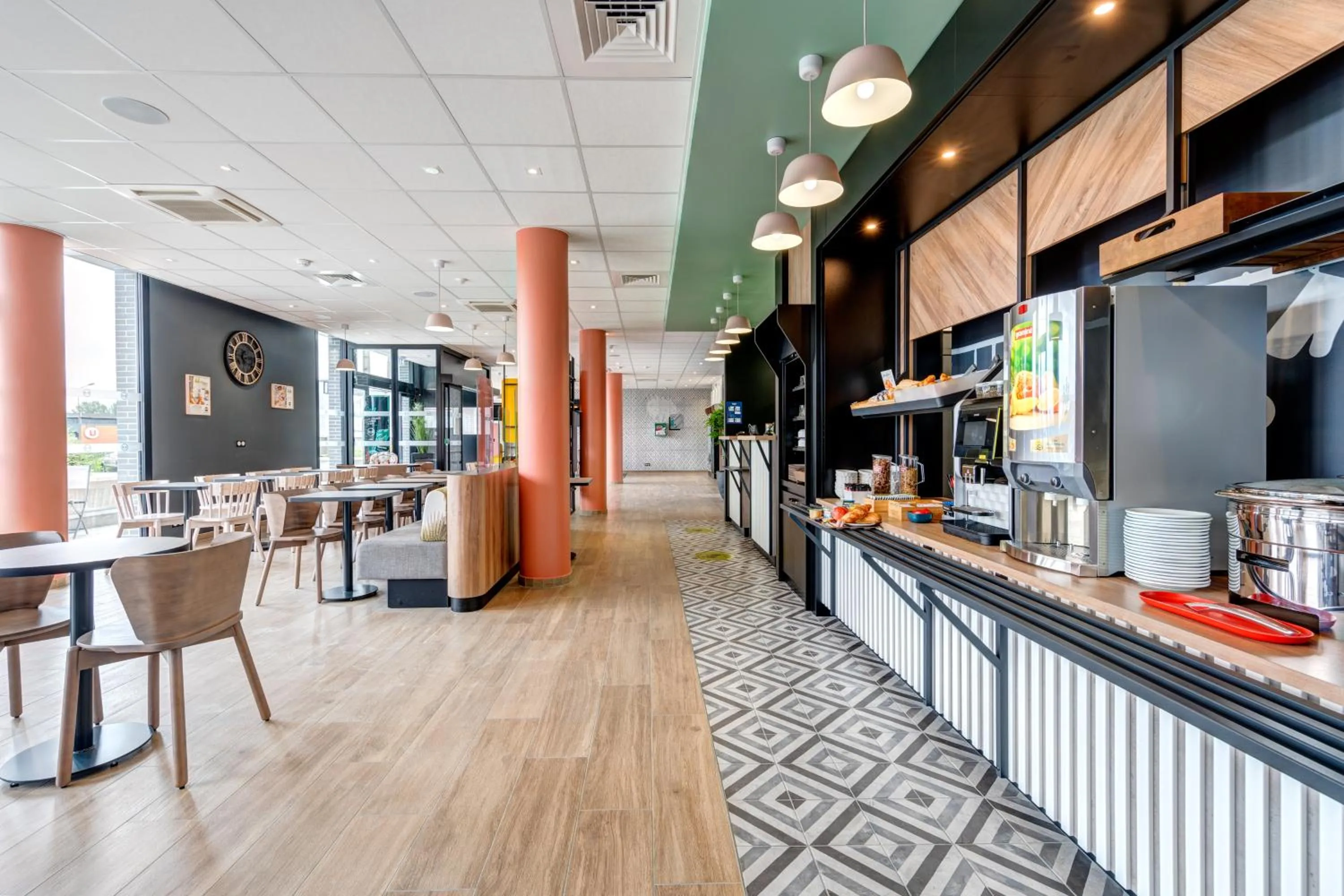 Breakfast in B&B HOTEL Le Port Marly Saint Germain en Laye