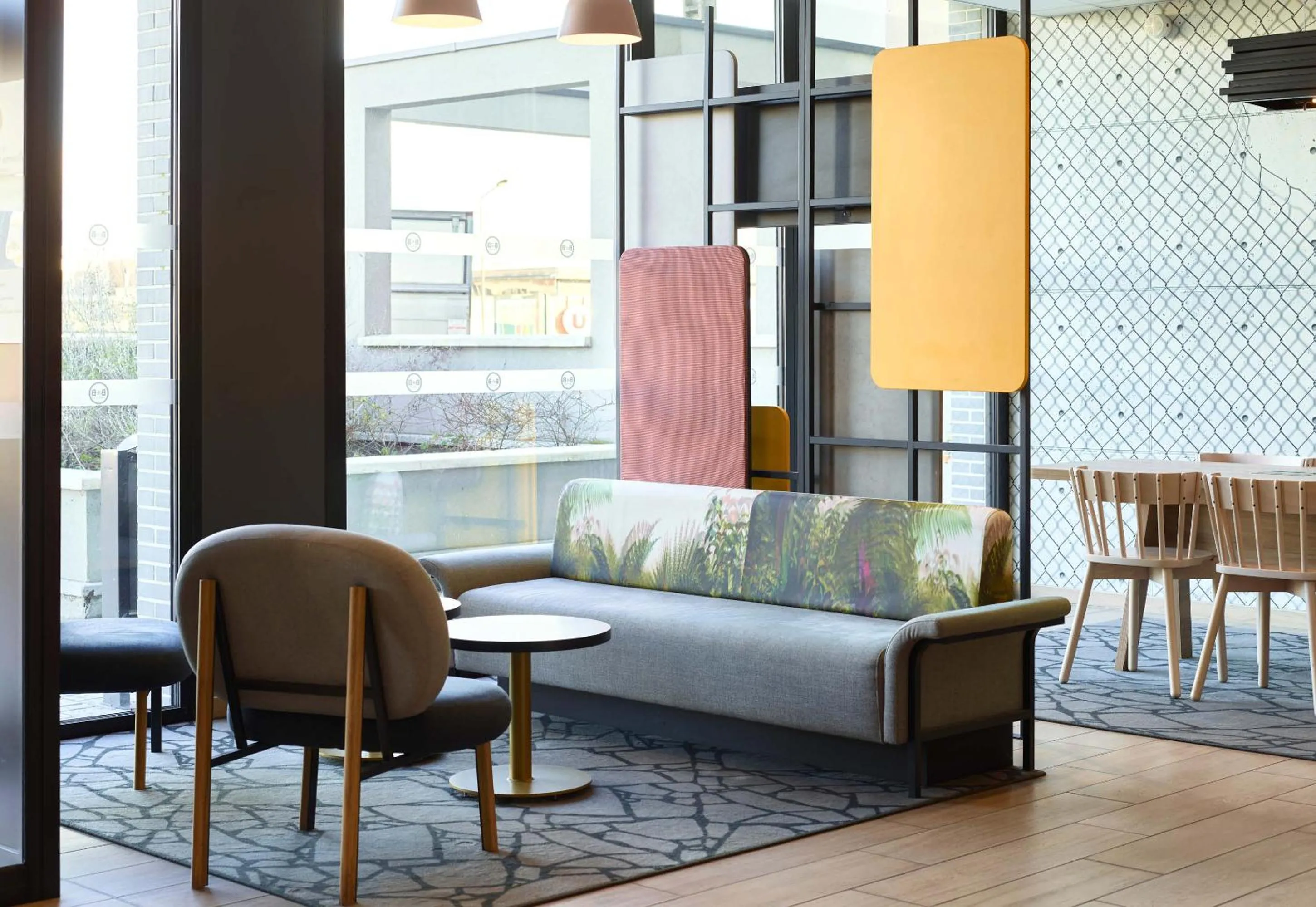 Seating area in B&B HOTEL Le Port Marly Saint Germain en Laye