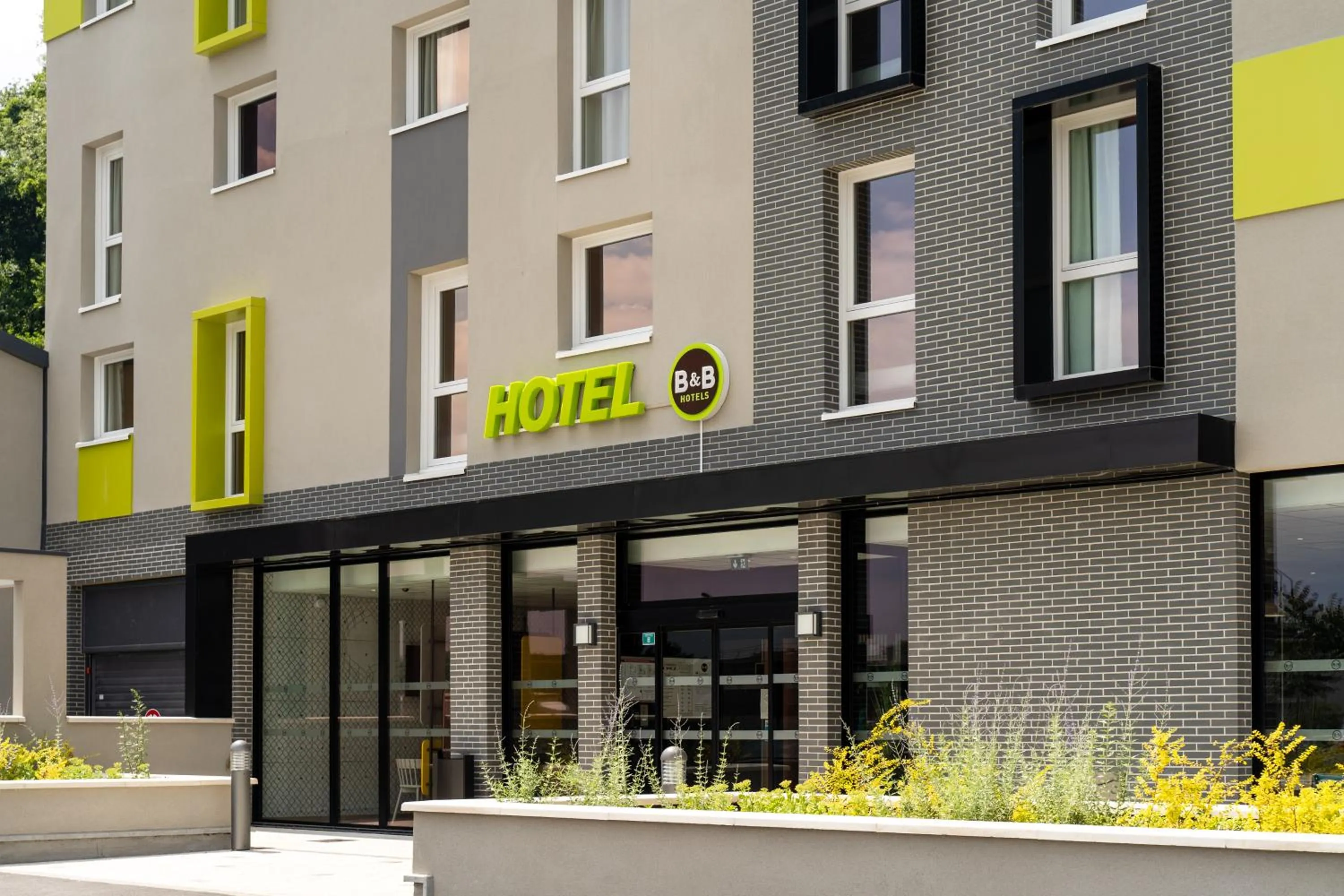 Facade/entrance in B&B HOTEL Le Port Marly Saint Germain en Laye