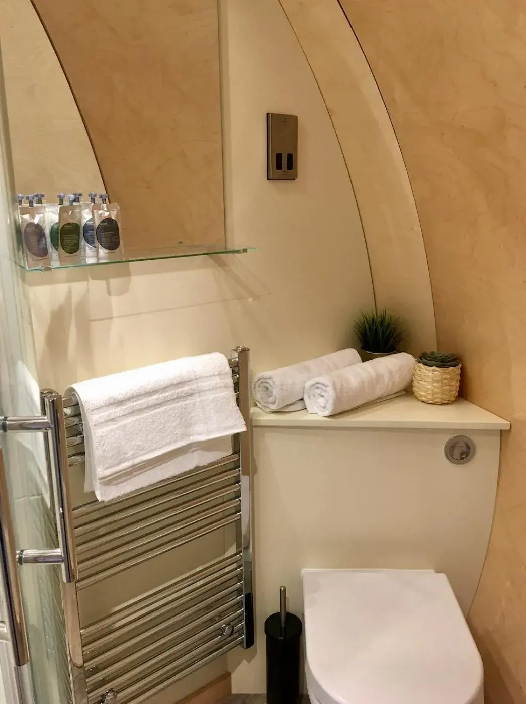 Family Room with Bathroom in Cardross Estate Glamping Pods Family Room with Bathroom in Cardross Estate Glamping Pods