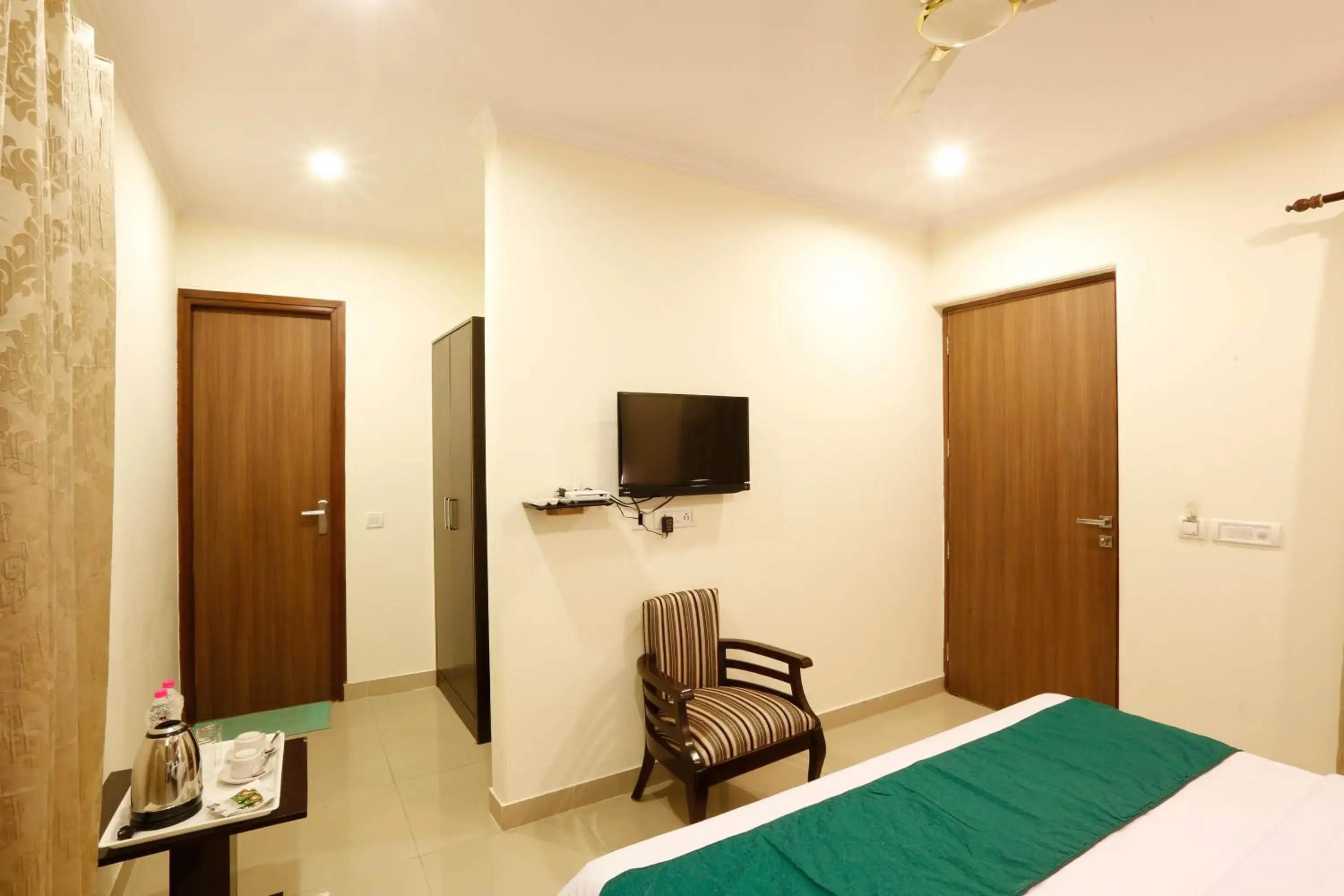 TV and multimedia, Bed in New Delhi Hotel Citizen TV and multimedia, Bed in New Delhi Hotel Citizen