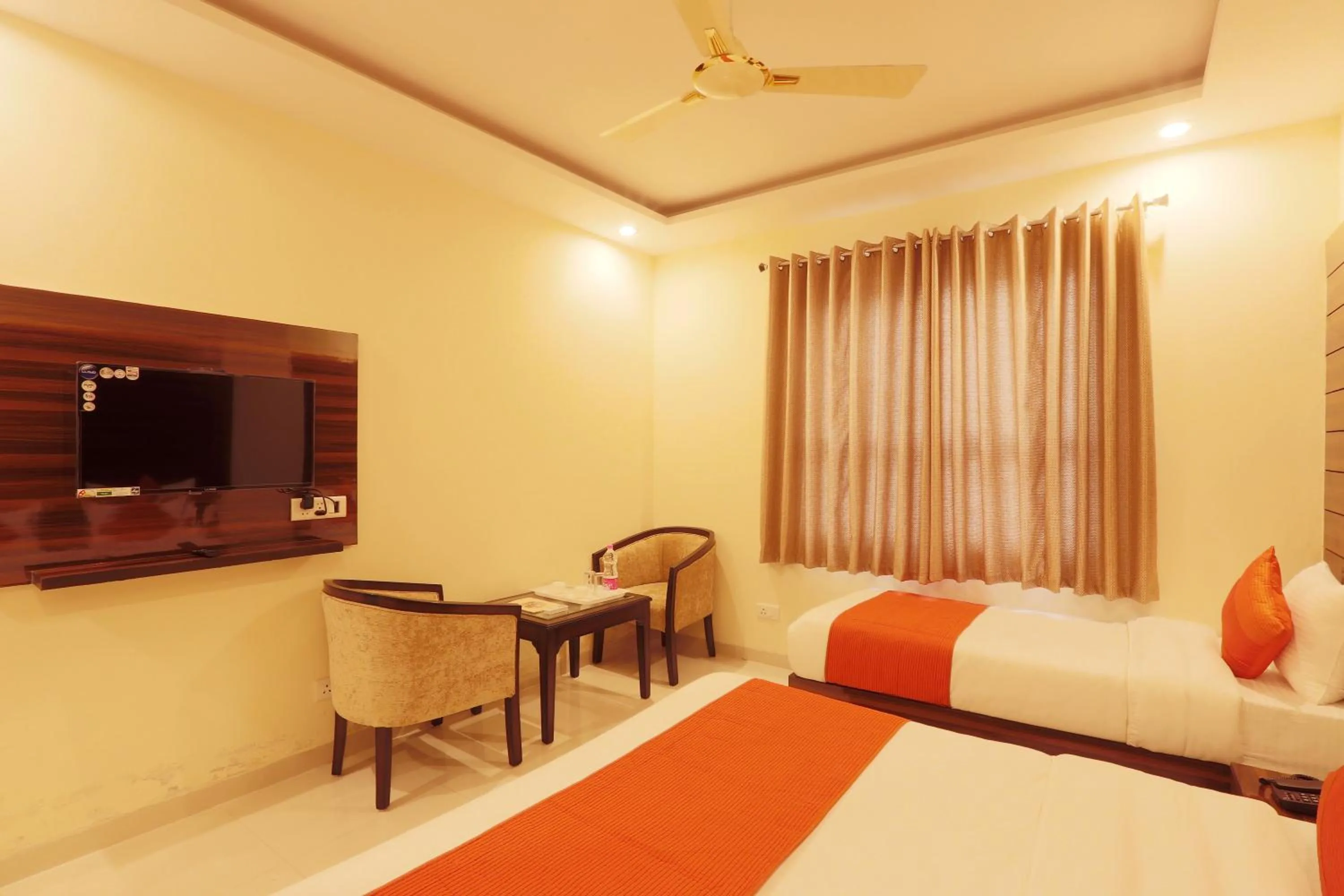 Dining area, Bed in New Delhi Hotel Citizen