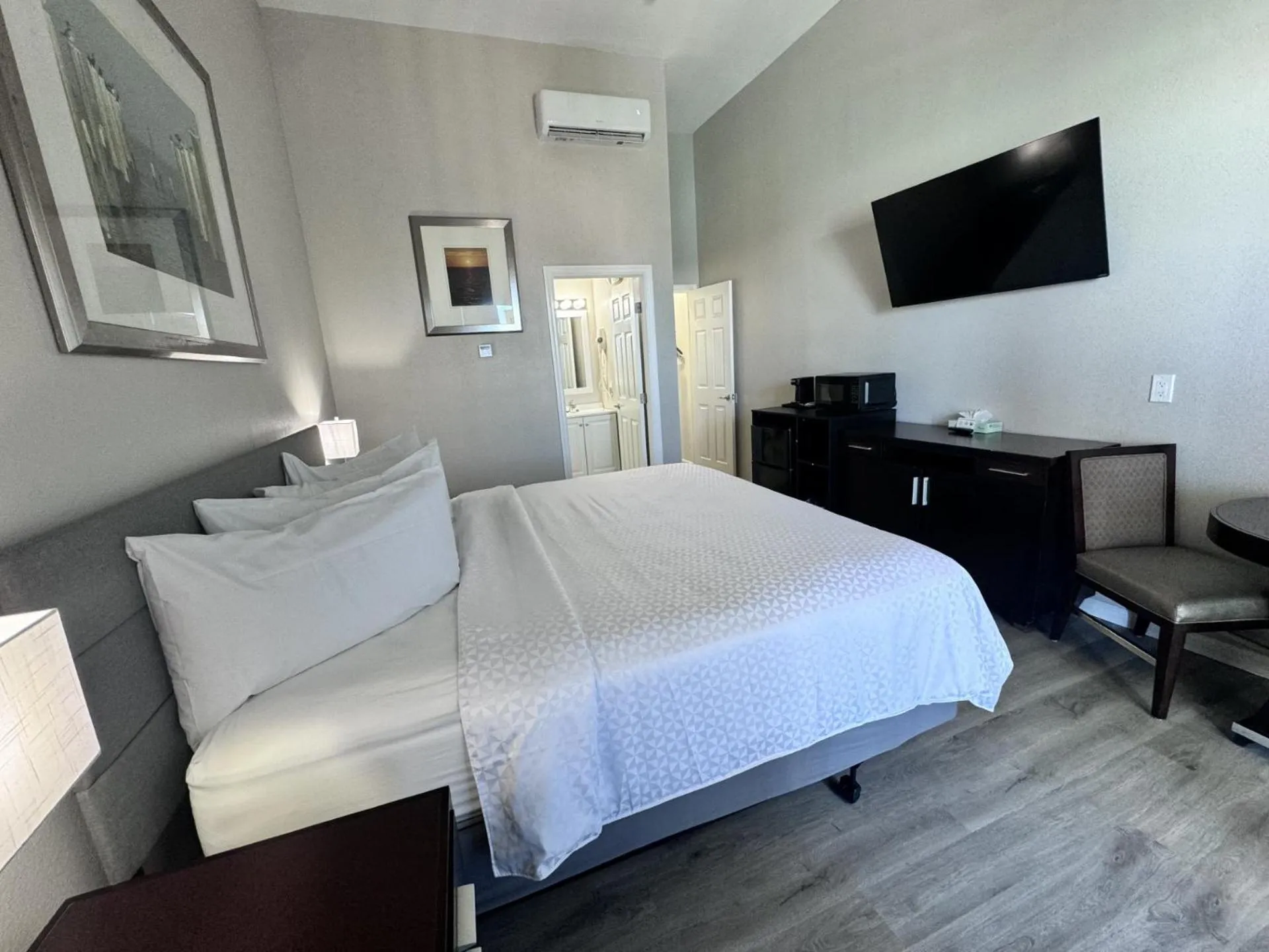 Bedroom, Bed in John's Pass Hotel - Fully Remote Check In