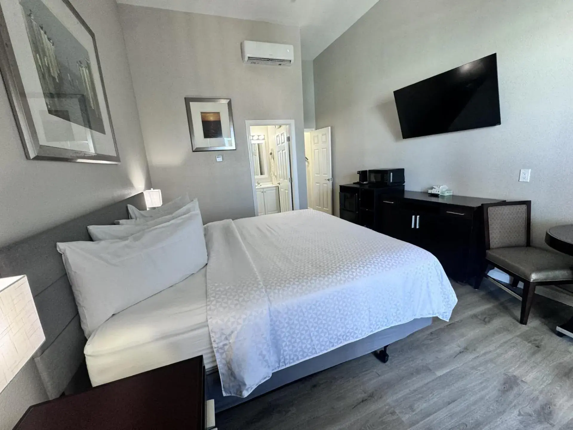 Bedroom, Bed in John's Pass Hotel - Fully Remote Check In Bedroom, Bed in John's Pass Hotel - Fully Remote Check In