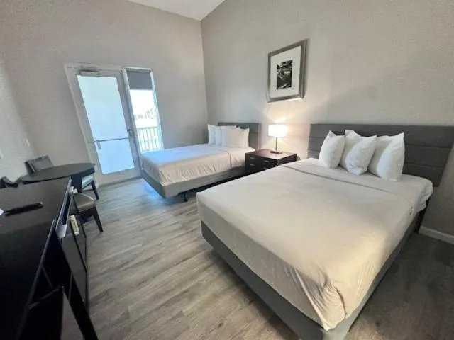 Bed in John's Pass Hotel - Fully Remote Check In