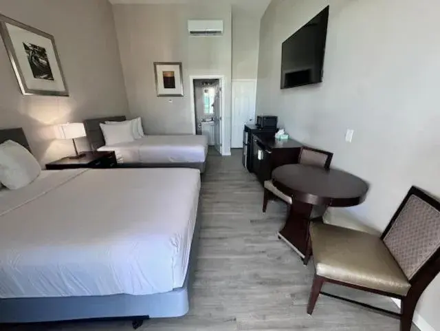 Bed in John's Pass Hotel - Fully Remote Check In Bed in John's Pass Hotel - Fully Remote Check In