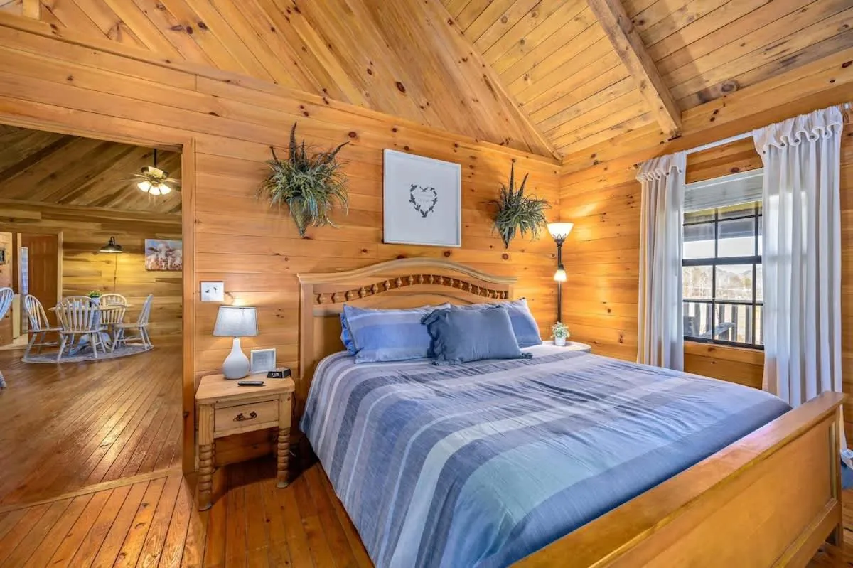 Bed in Beautiful View! Log cabin,Fireplace,Hot Tub,Arcade,Pool,Fishing