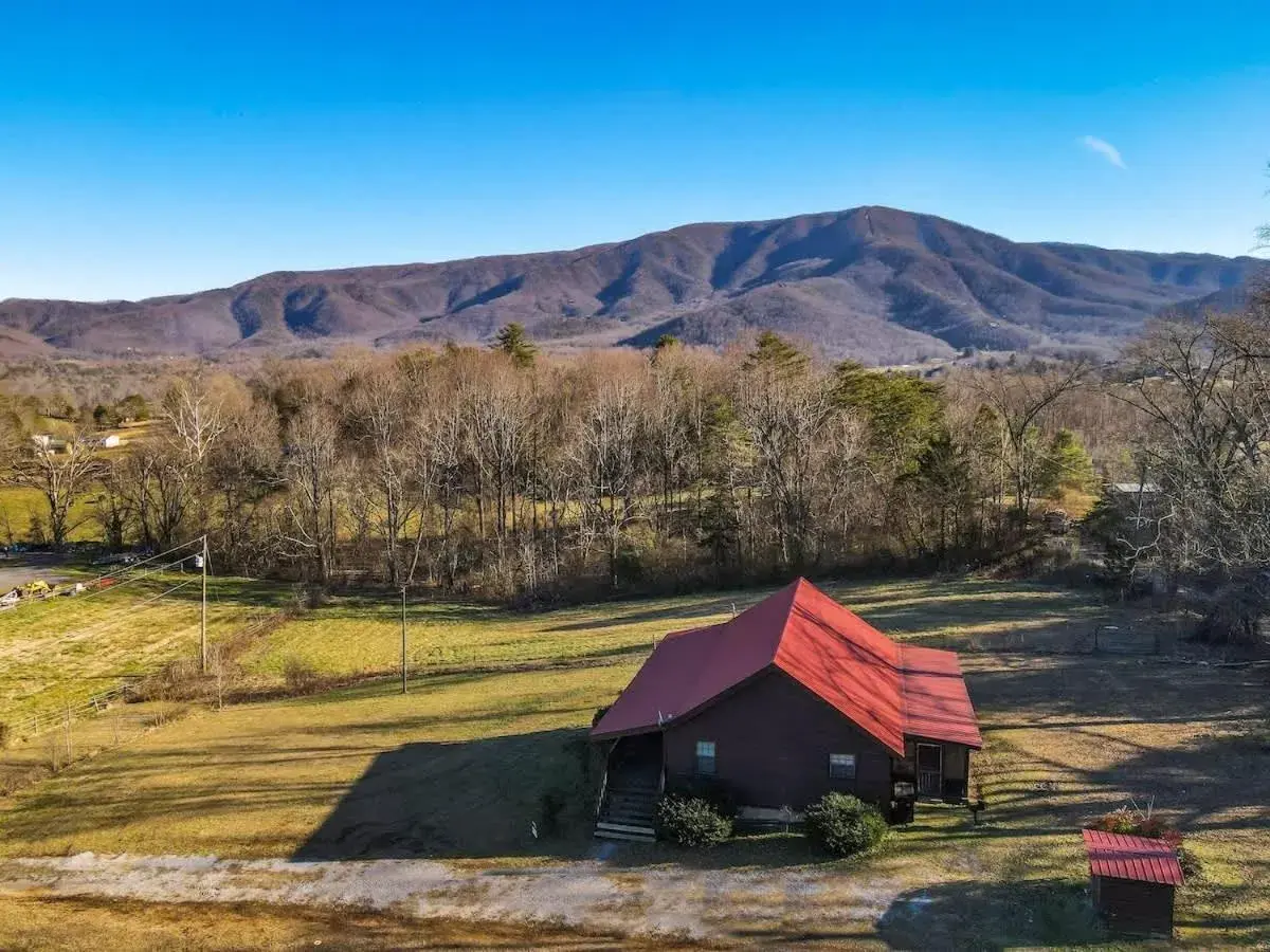 Beautiful View! Log cabin,Fireplace,Hot Tub,Arcade,Pool,Fishing Beautiful View! Log cabin,Fireplace,Hot Tub,Arcade,Pool,Fishing