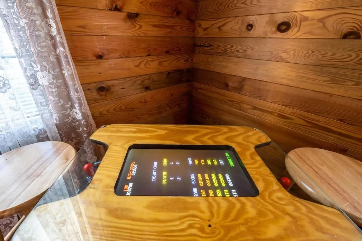 Beautiful View! Log cabin,Fireplace,Hot Tub,Arcade,Pool,Fishing