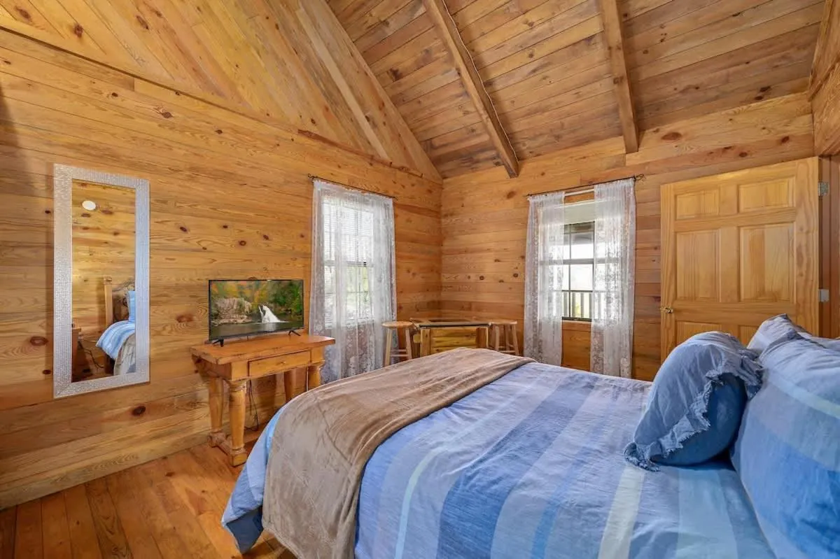 Bed in Beautiful View! Log cabin,Fireplace,Hot Tub,Arcade,Pool,Fishing