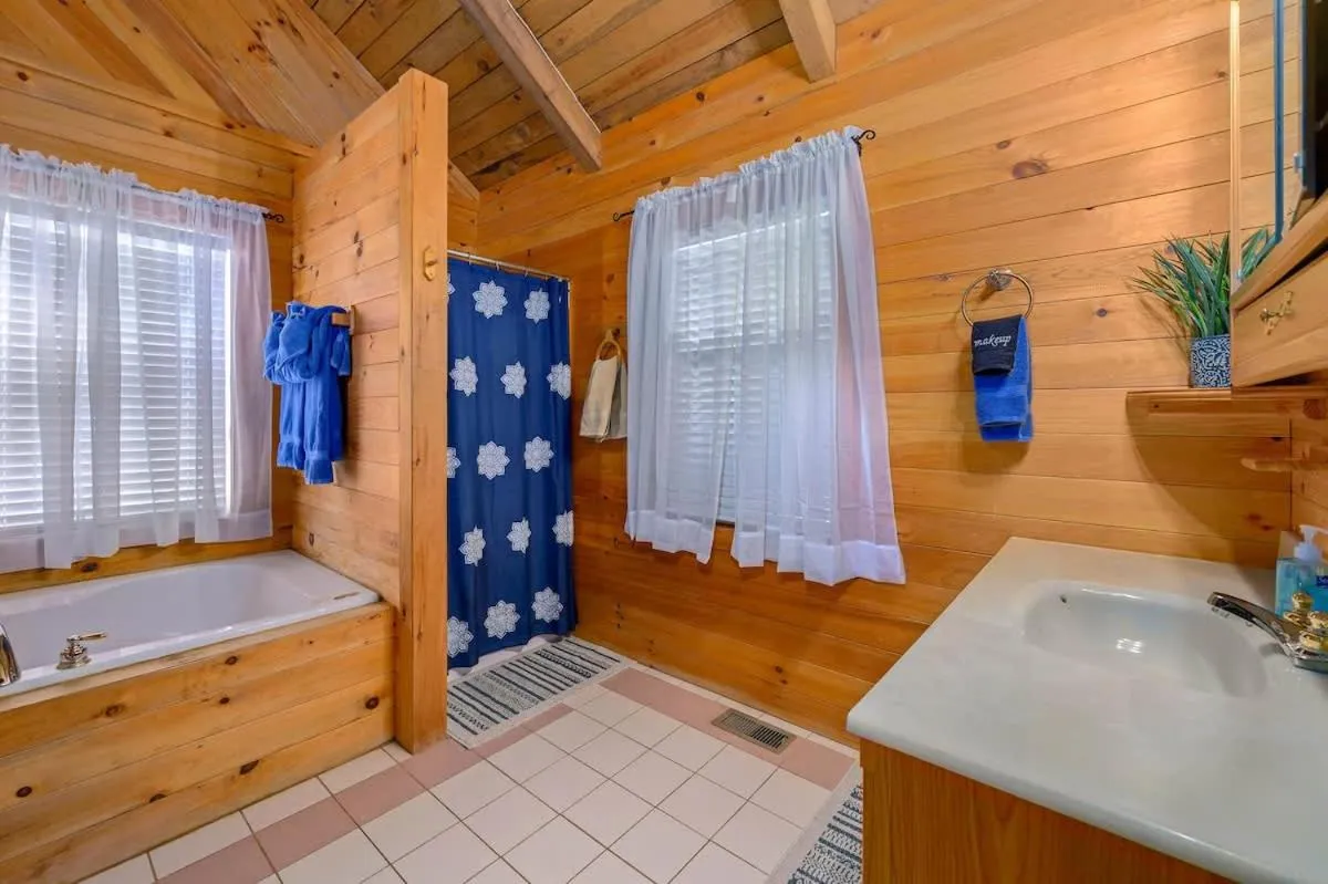 Beautiful View! Log cabin,Fireplace,Hot Tub,Arcade,Pool,Fishing