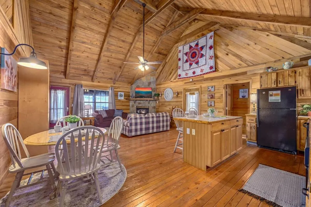 Beautiful View! Log cabin,Fireplace,Hot Tub,Arcade,Pool,Fishing