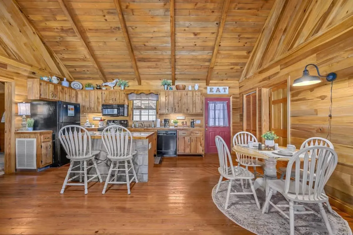 Beautiful View! Log cabin,Fireplace,Hot Tub,Arcade,Pool,Fishing