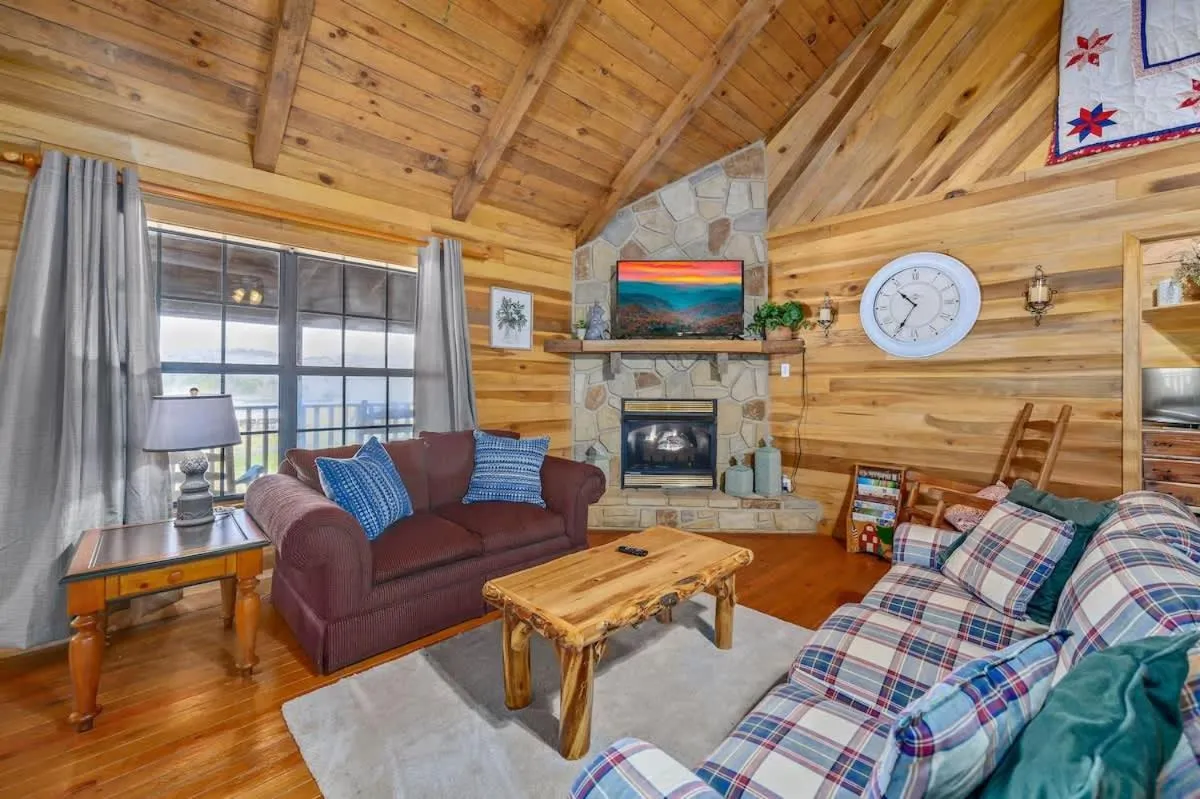 Beautiful View! Log cabin,Fireplace,Hot Tub,Arcade,Pool,Fishing