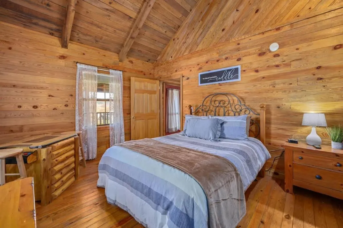 Bed in Beautiful View! Log cabin,Fireplace,Hot Tub,Arcade,Pool,Fishing