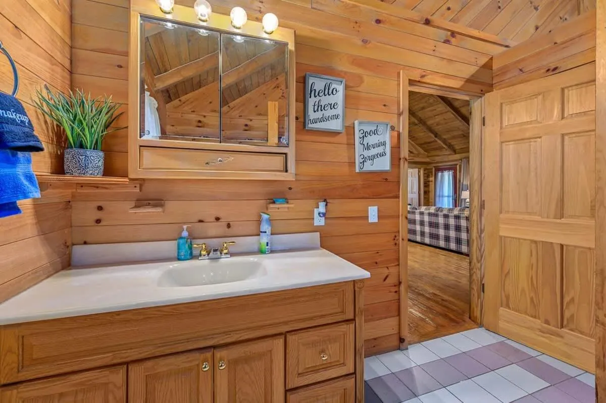 Beautiful View! Log cabin,Fireplace,Hot Tub,Arcade,Pool,Fishing