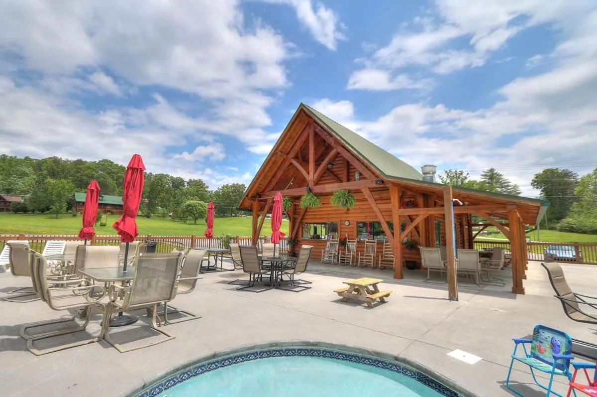 Beautiful View! Log cabin,Fireplace,Hot Tub,Arcade,Pool,Fishing