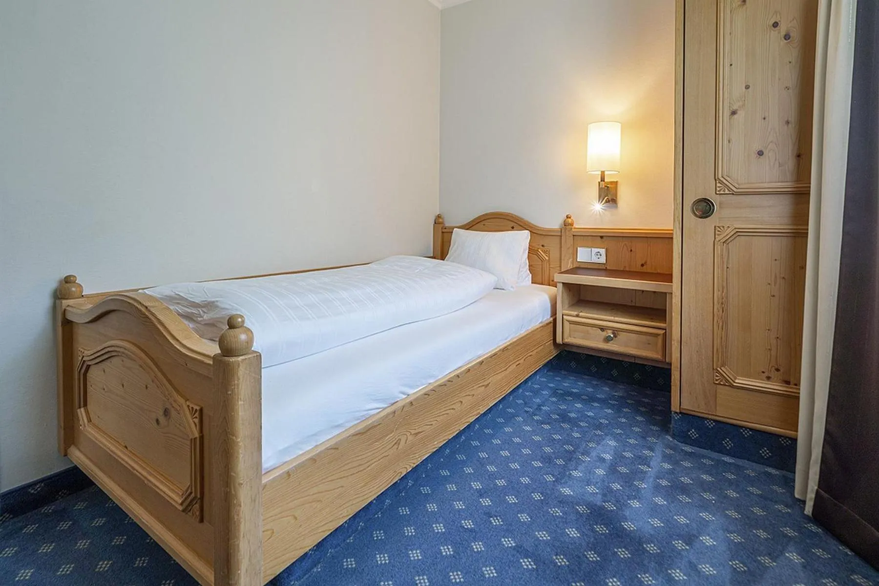 Bed in EUROPÄISCHER HOF Bad Gastein