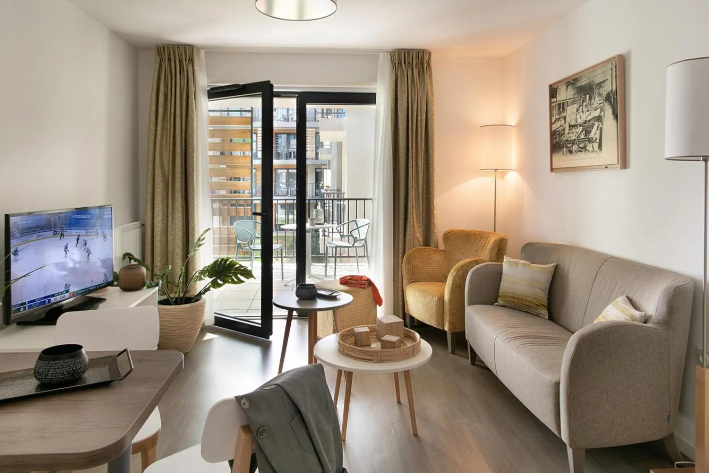 Communal lounge/ TV room in Résidence Les Tisserands - Domitys