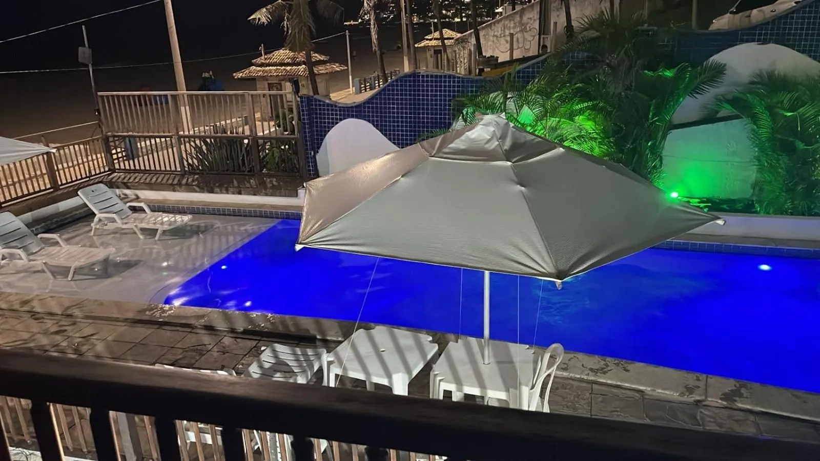 Flat completo a beira mar com vista exuberante - pé-na-areia mesmo!