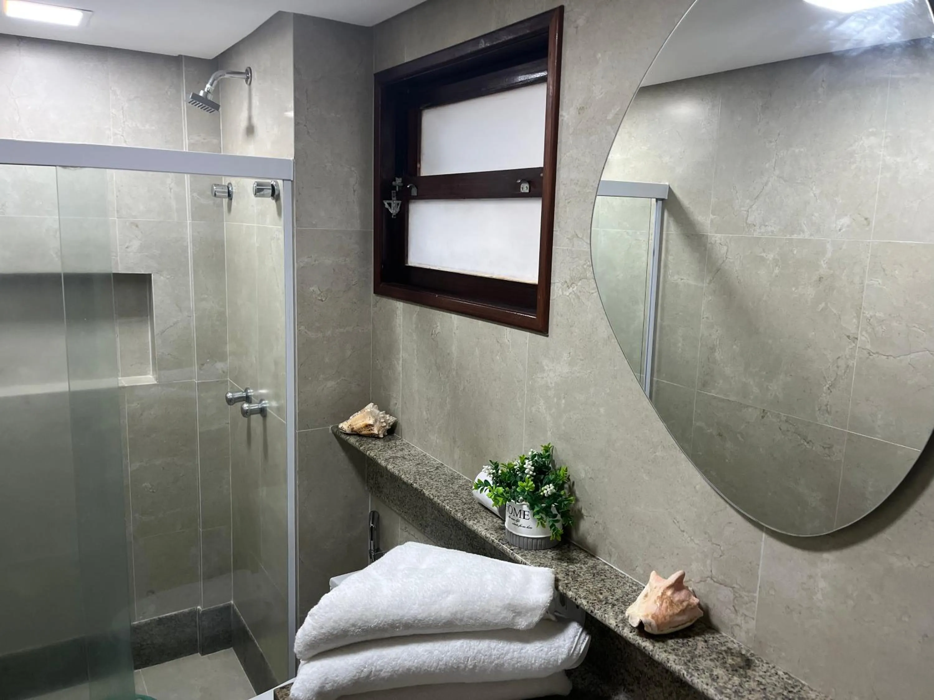 Flat completo a beira mar com vista exuberante - pé-na-areia mesmo!