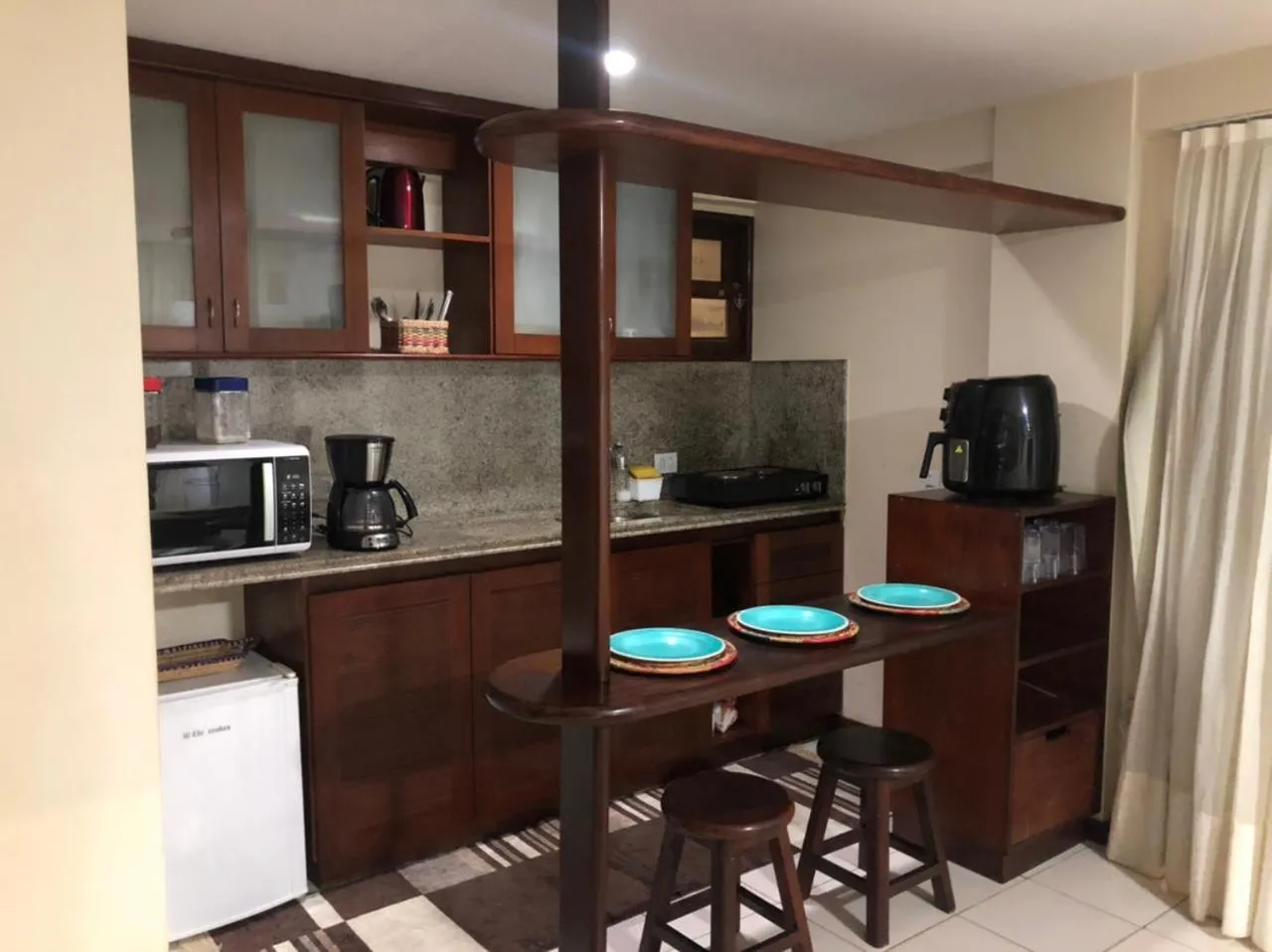 Flat completo a beira mar com vista exuberante - pé-na-areia mesmo!