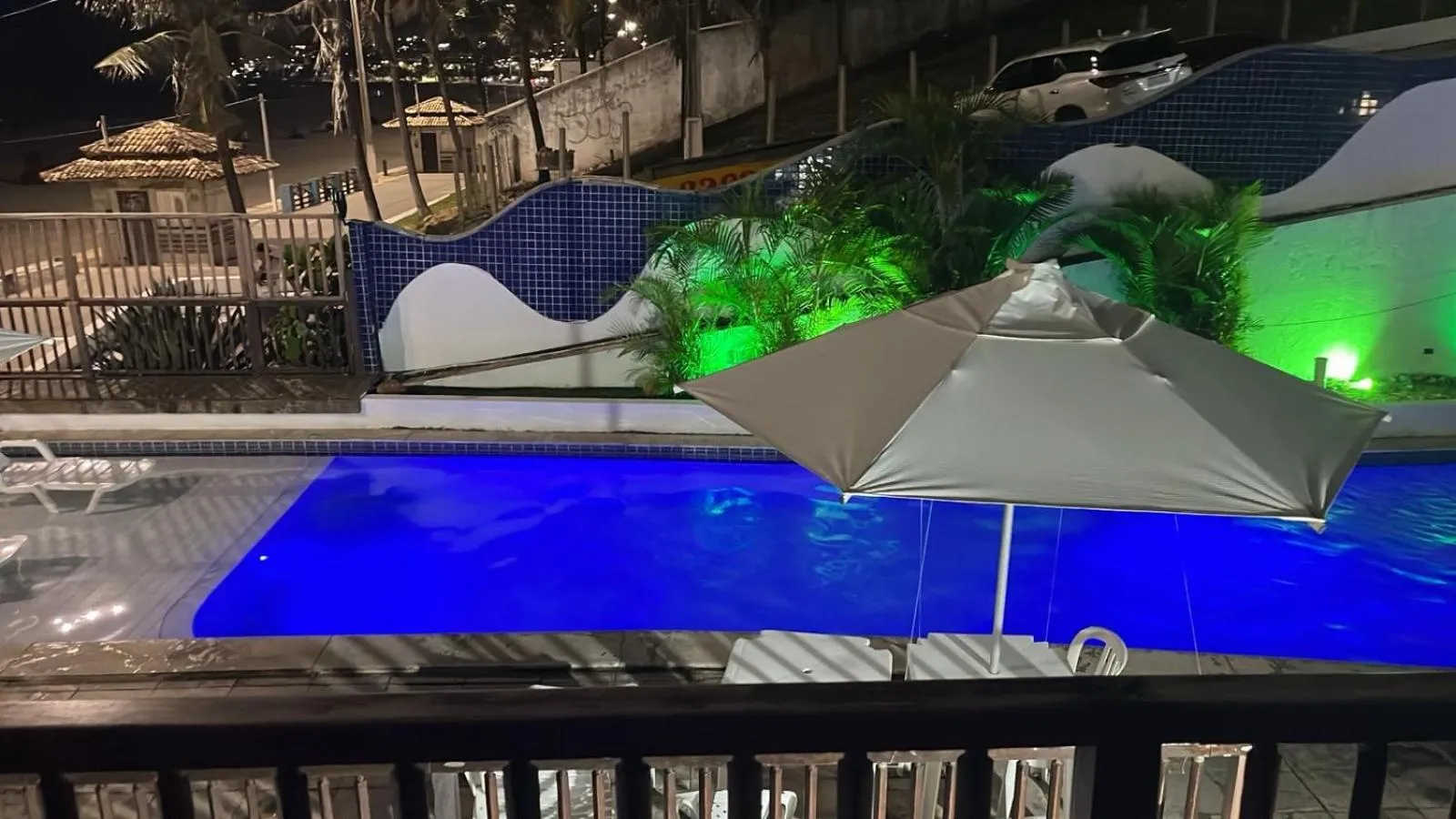 Flat completo a beira mar com vista exuberante - pé-na-areia mesmo!