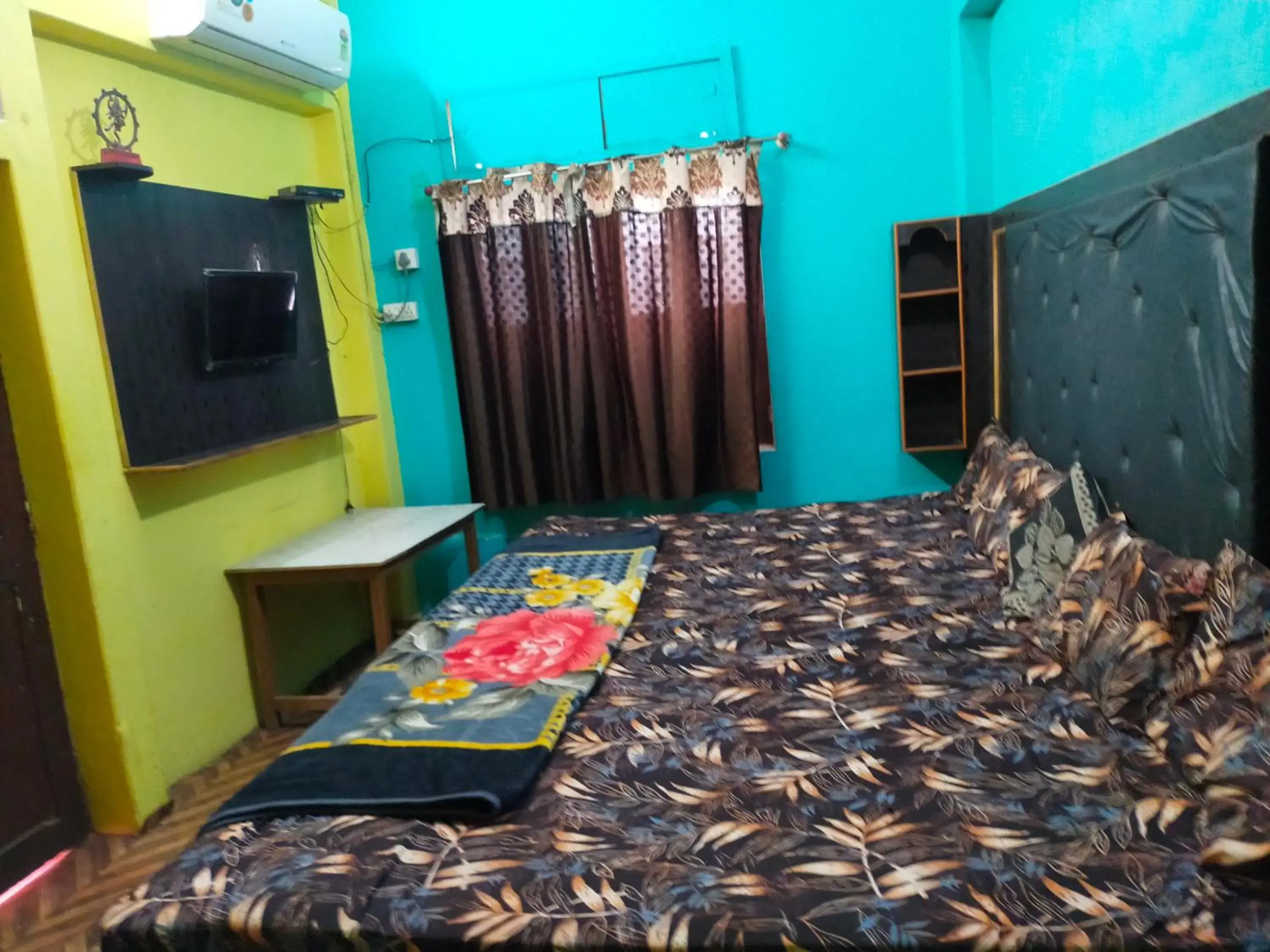 Deluxe Family Suite - single occupancy in Maa Vaishno Guest House Deluxe Family Suite - single occupancy in Maa Vaishno Guest House