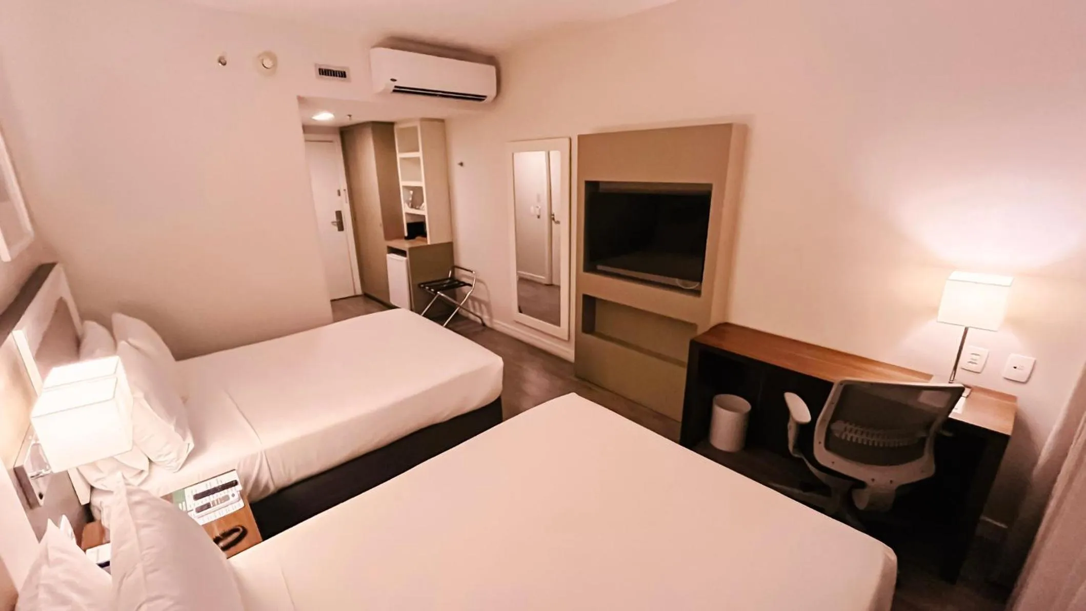 Photo of the whole room, Bed in Holiday Inn Belo Horizonte Savassi by IHG