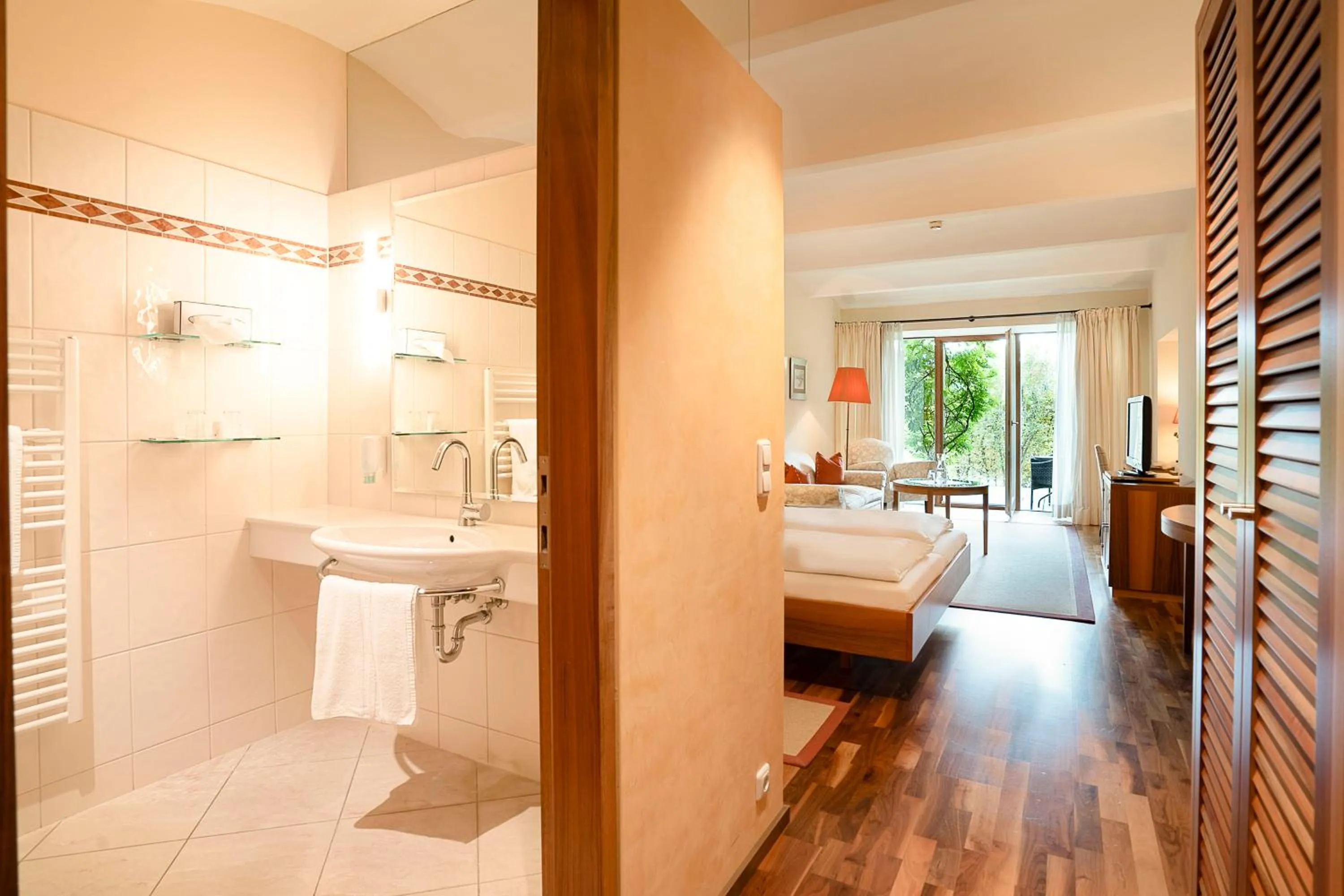 Bathroom, Bed in Hotel Hollweger