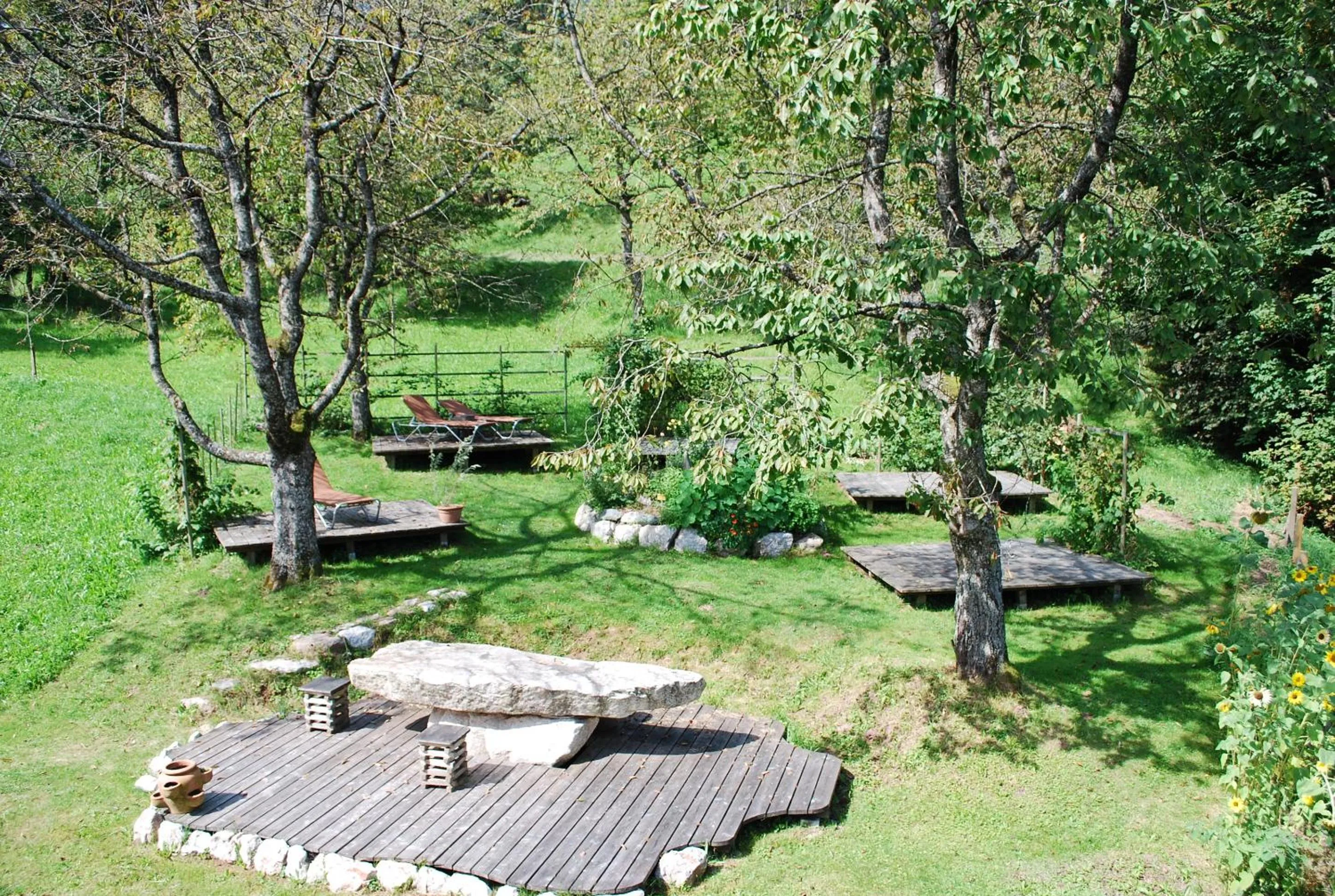 Garden in Bed & Breakfast Landhaus Strasser