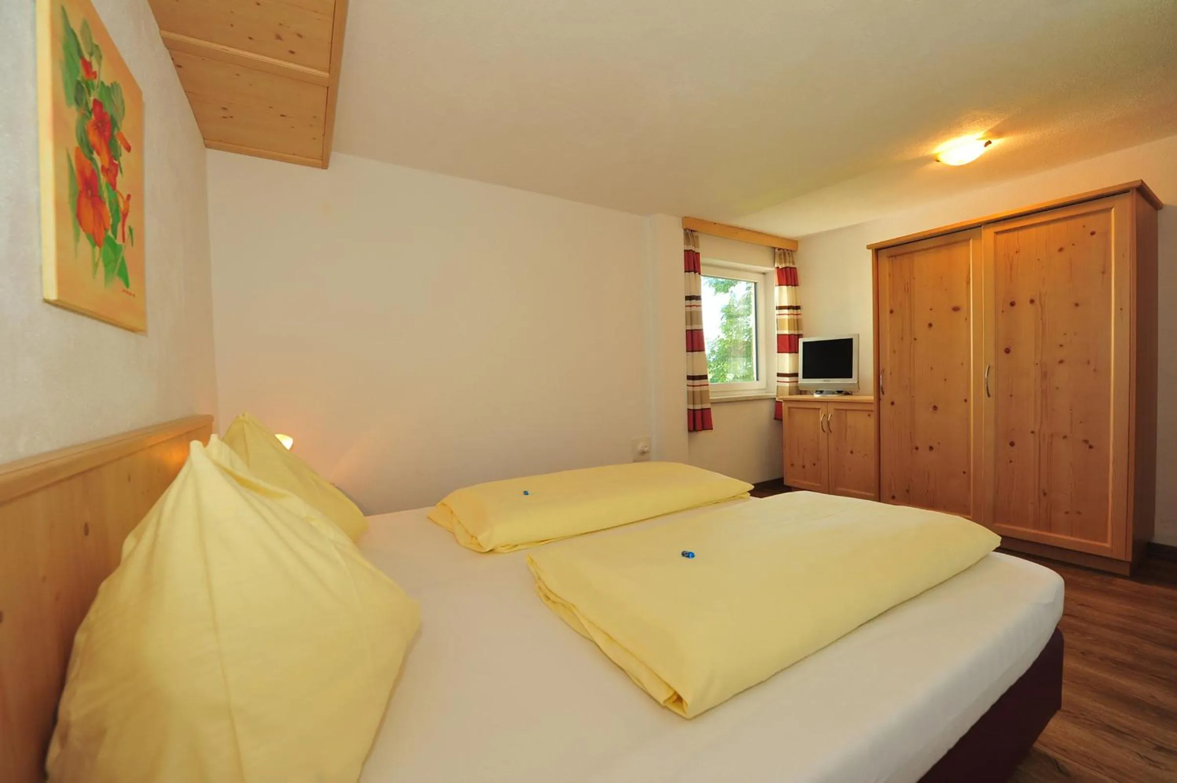 Photo of the whole room, Bed in Bed & Breakfast Landhaus Strasser