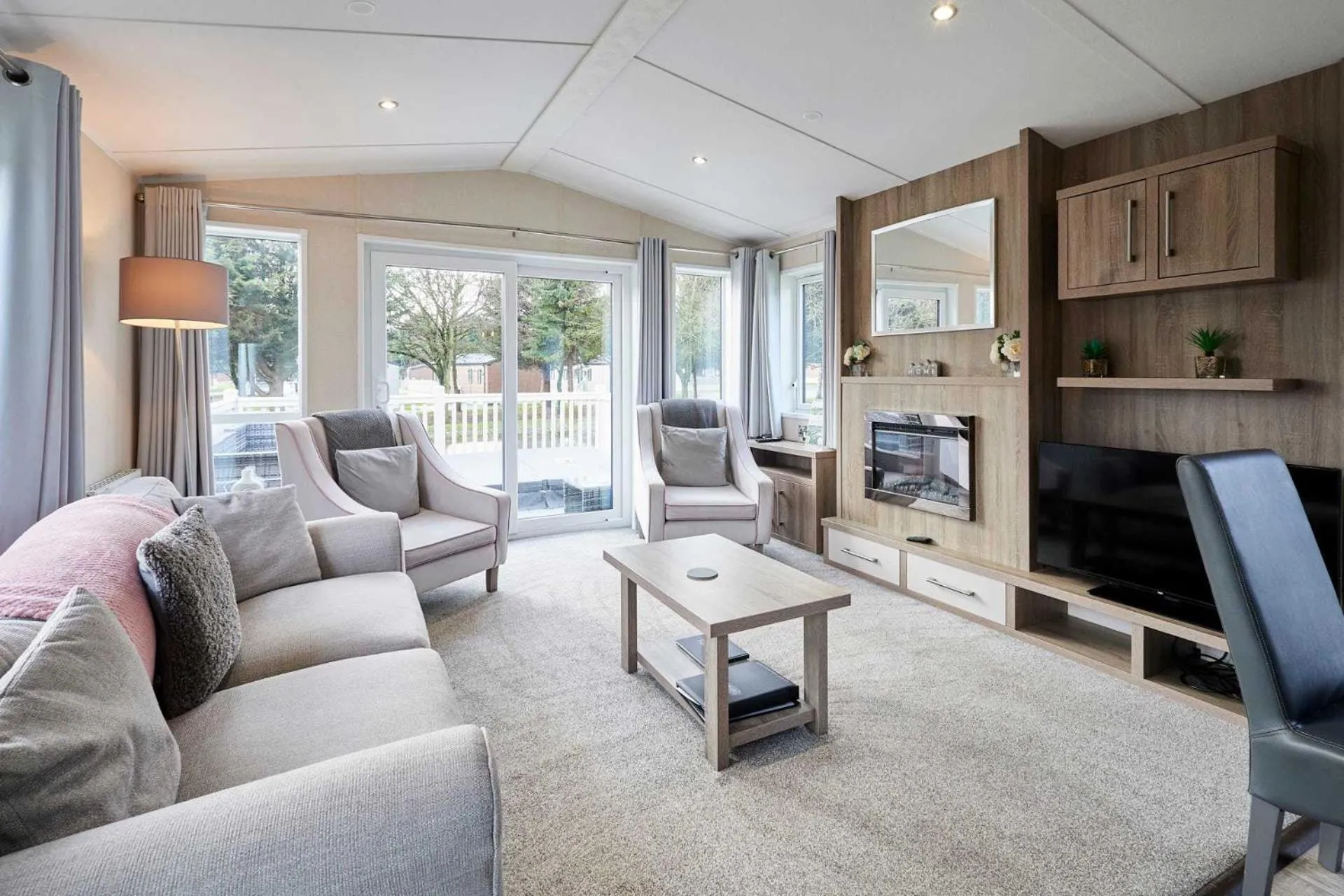 Lakeshore Lodge with Hot Tub