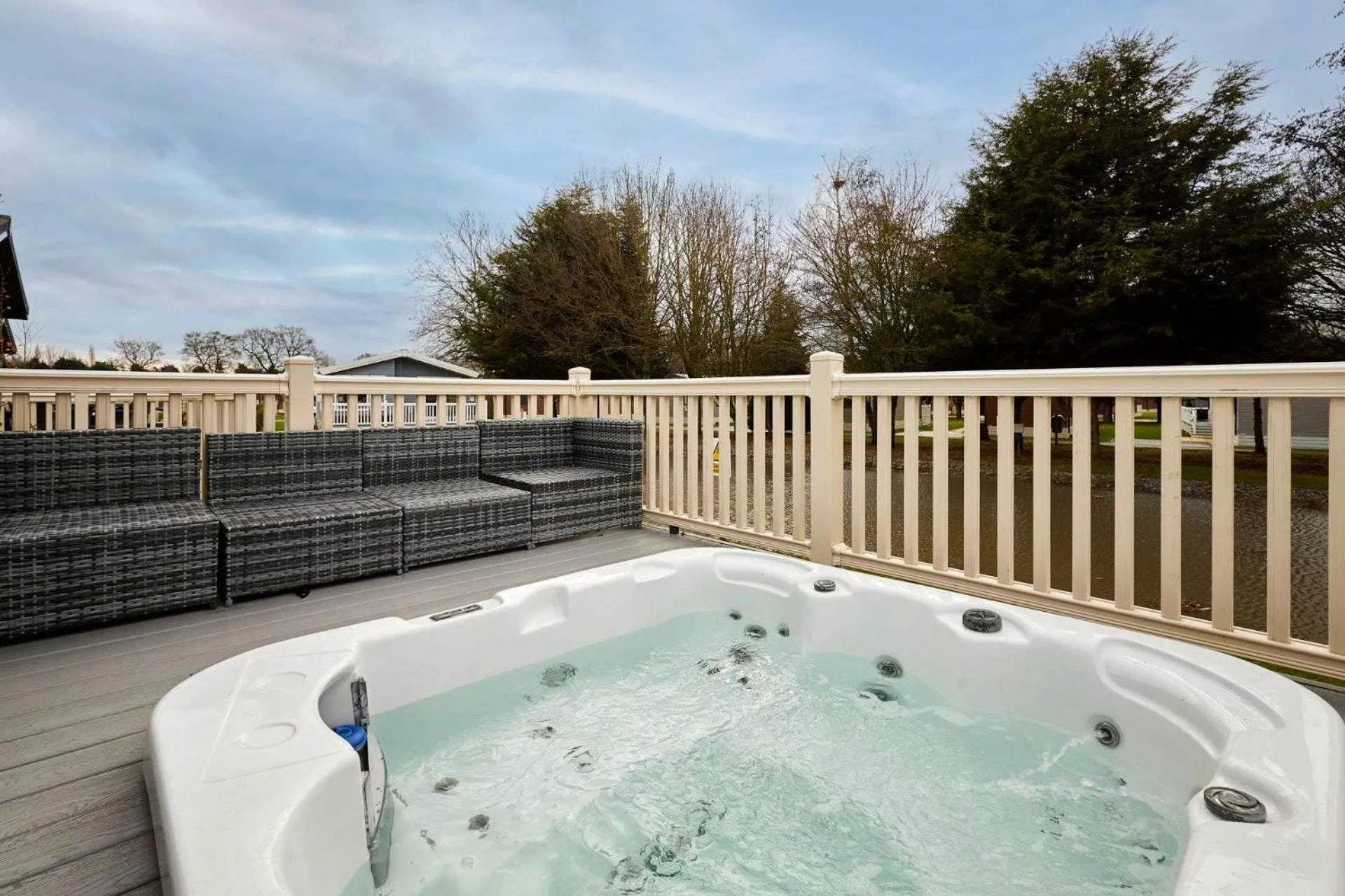 Lakeshore Lodge with Hot Tub