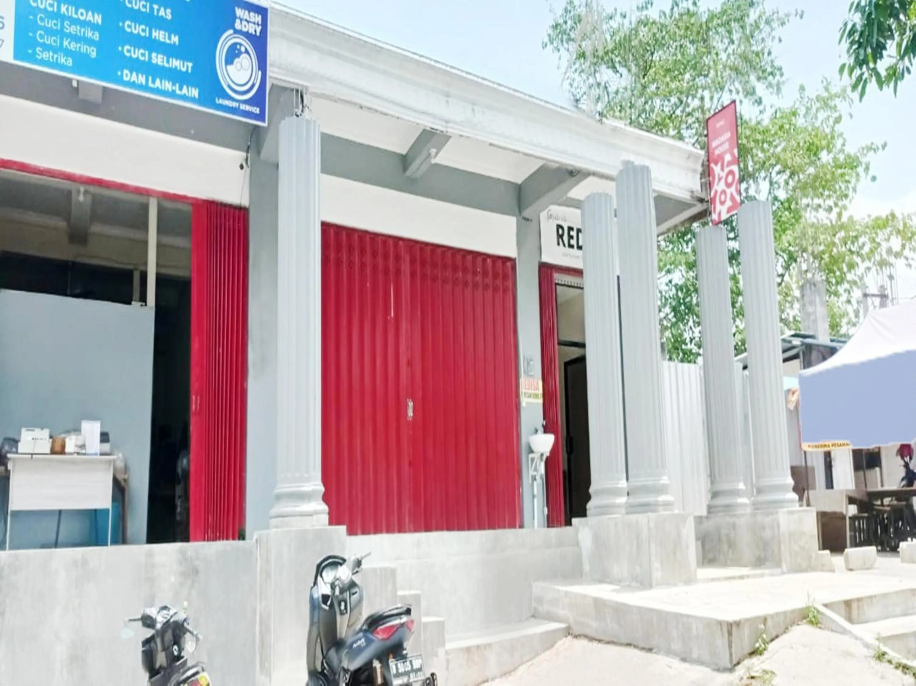 Facade/entrance in RedDoorz near Universitas Merdeka Malang 2