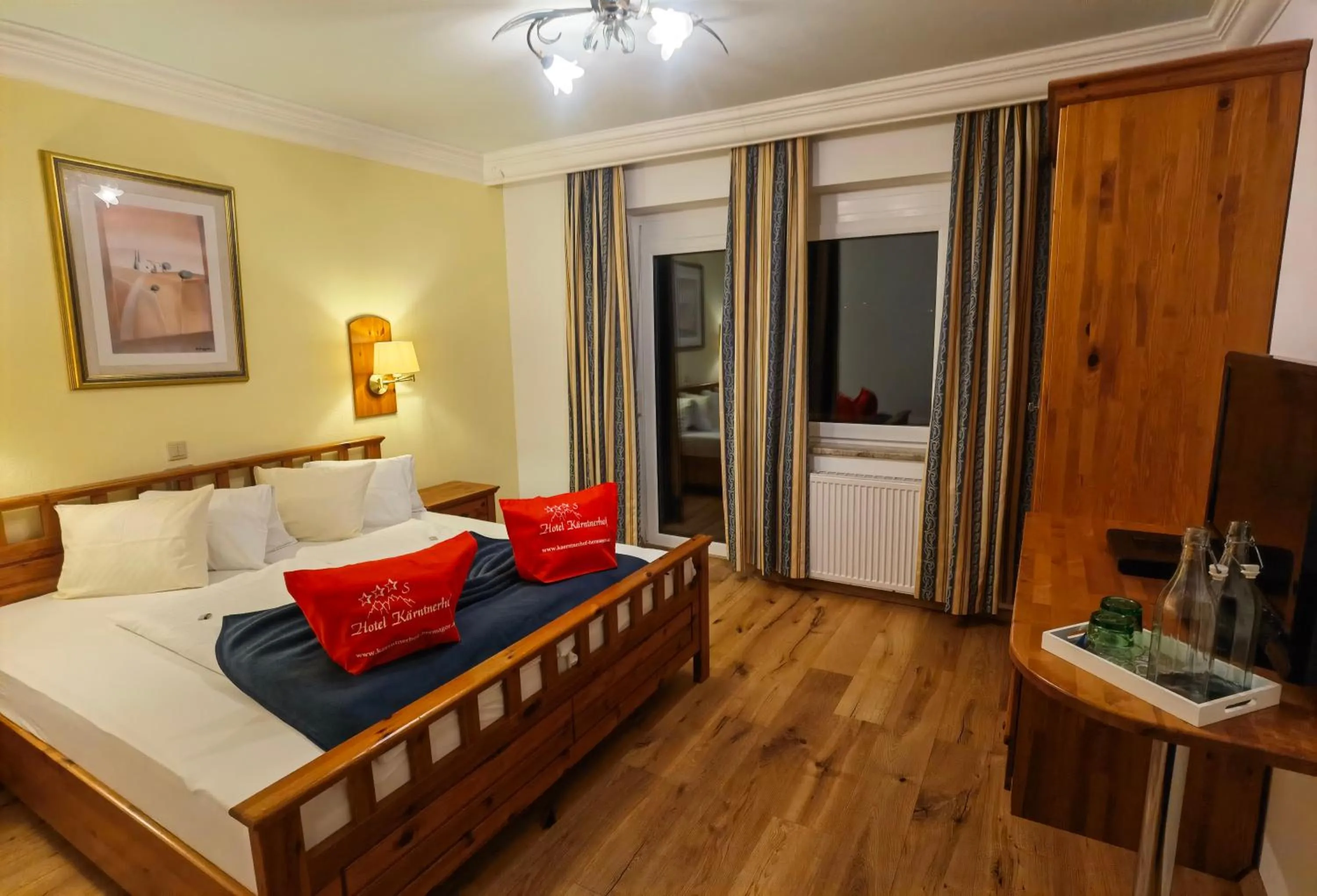 Photo of the whole room, Bed in Hotel Kärntnerhof & Suiten 3-Stern Superior